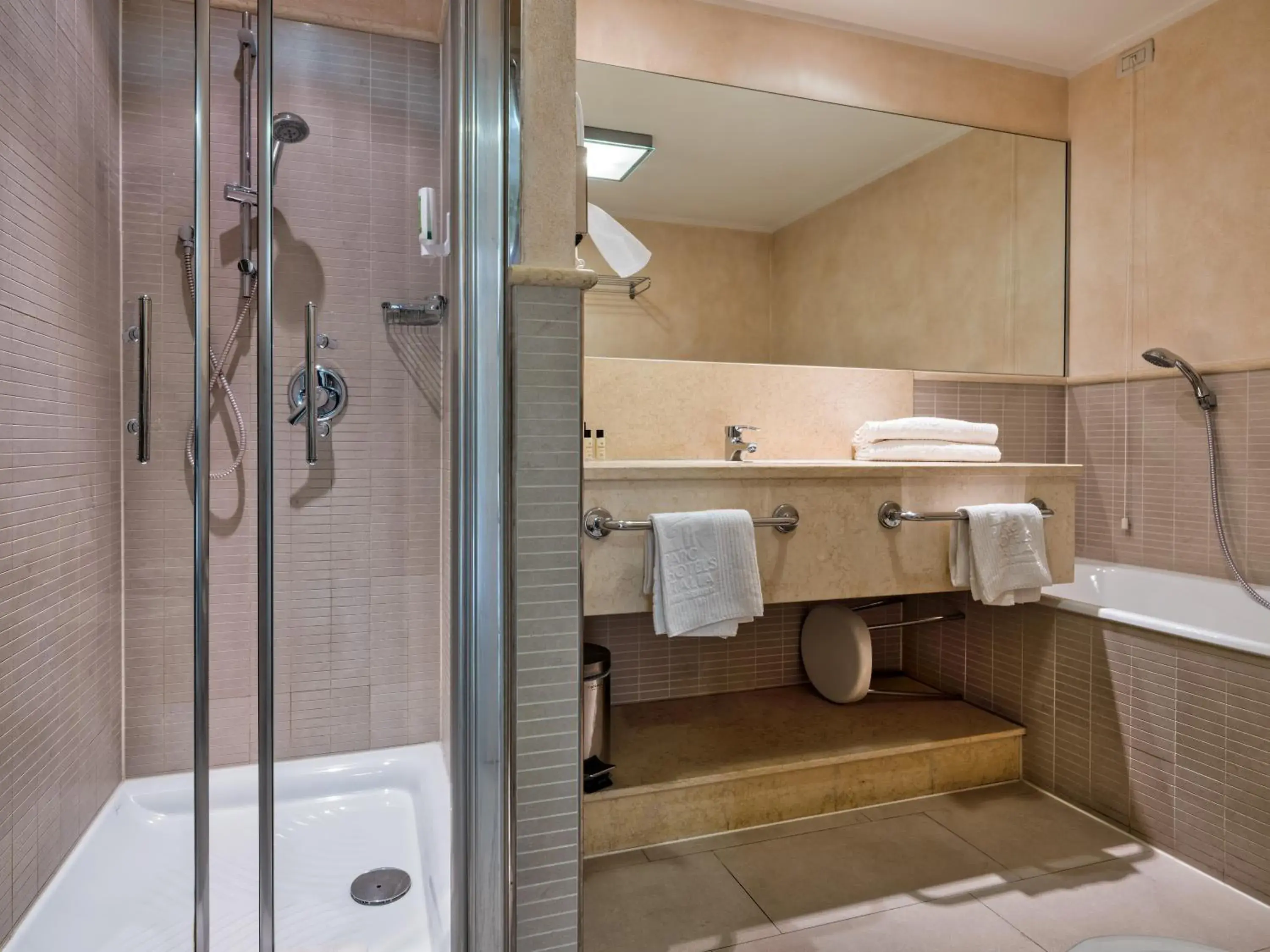 Shower, Bathroom in Parc Hotel Germano Suites & Apartments