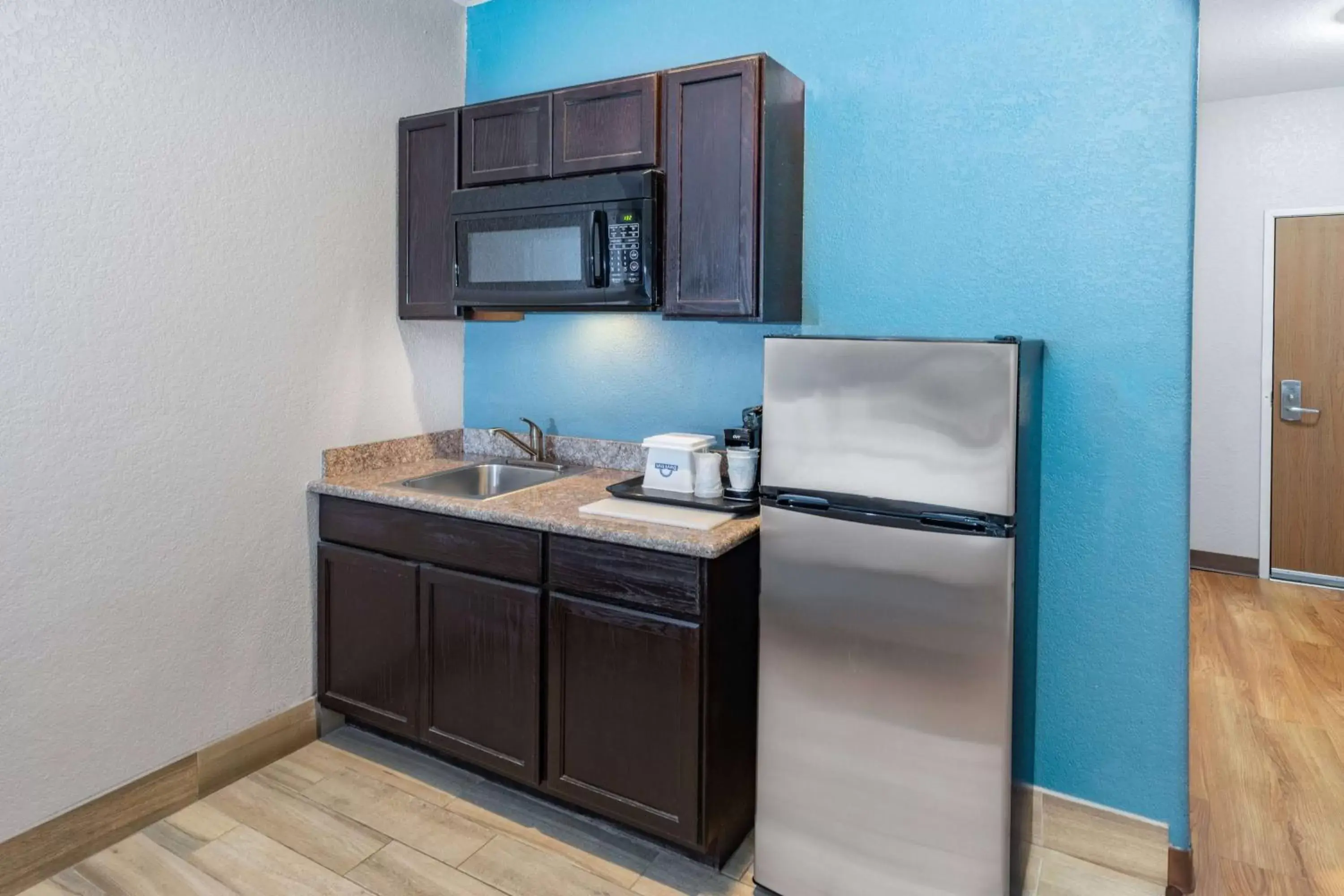 Photo of the whole room, Kitchen/Kitchenette in Days Inn & Suites by Wyndham San Antonio near AT&T Center