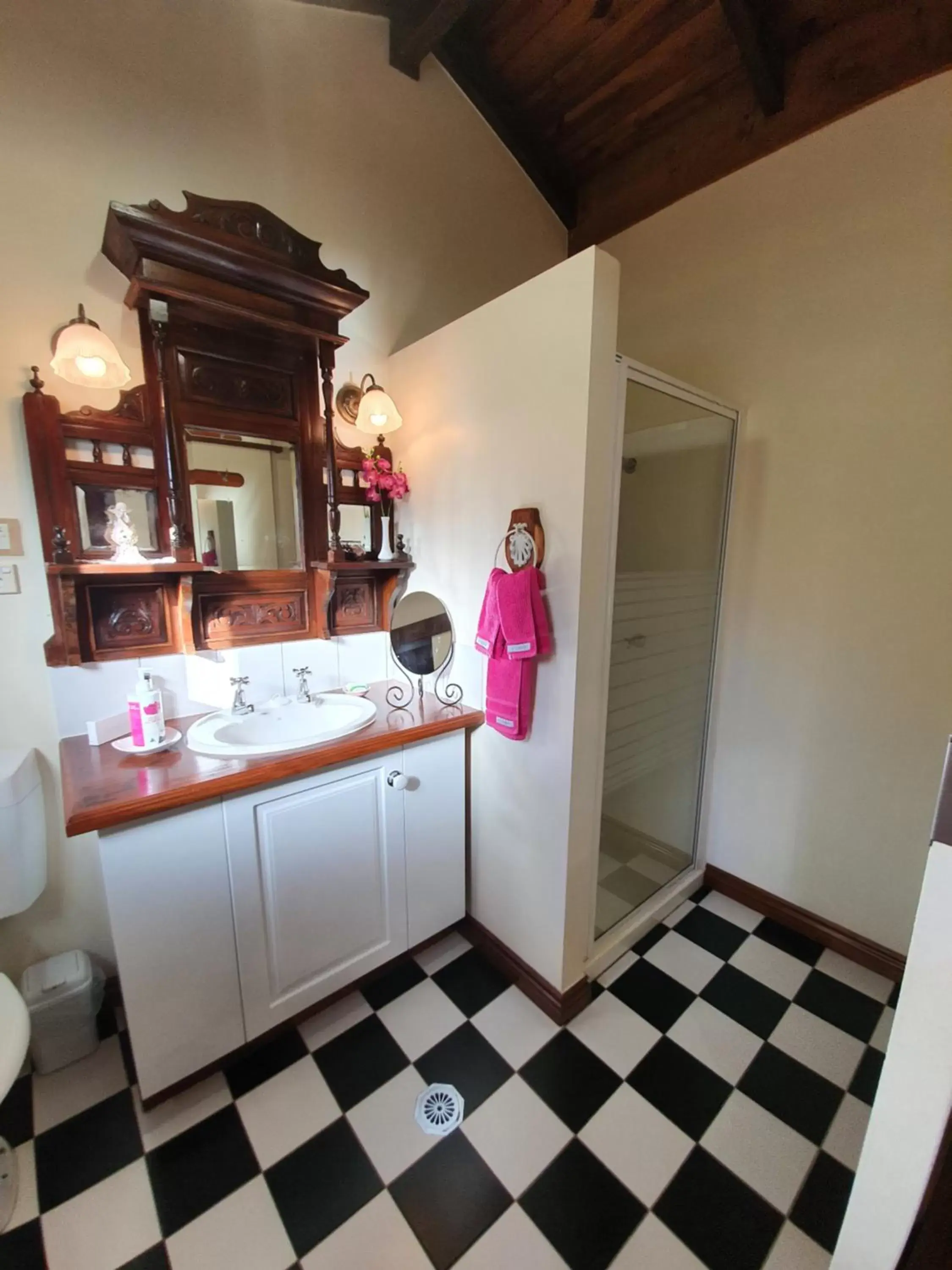 Bathroom, Kitchen/Kitchenette in Tamborine Mountain Bed and Breakfast