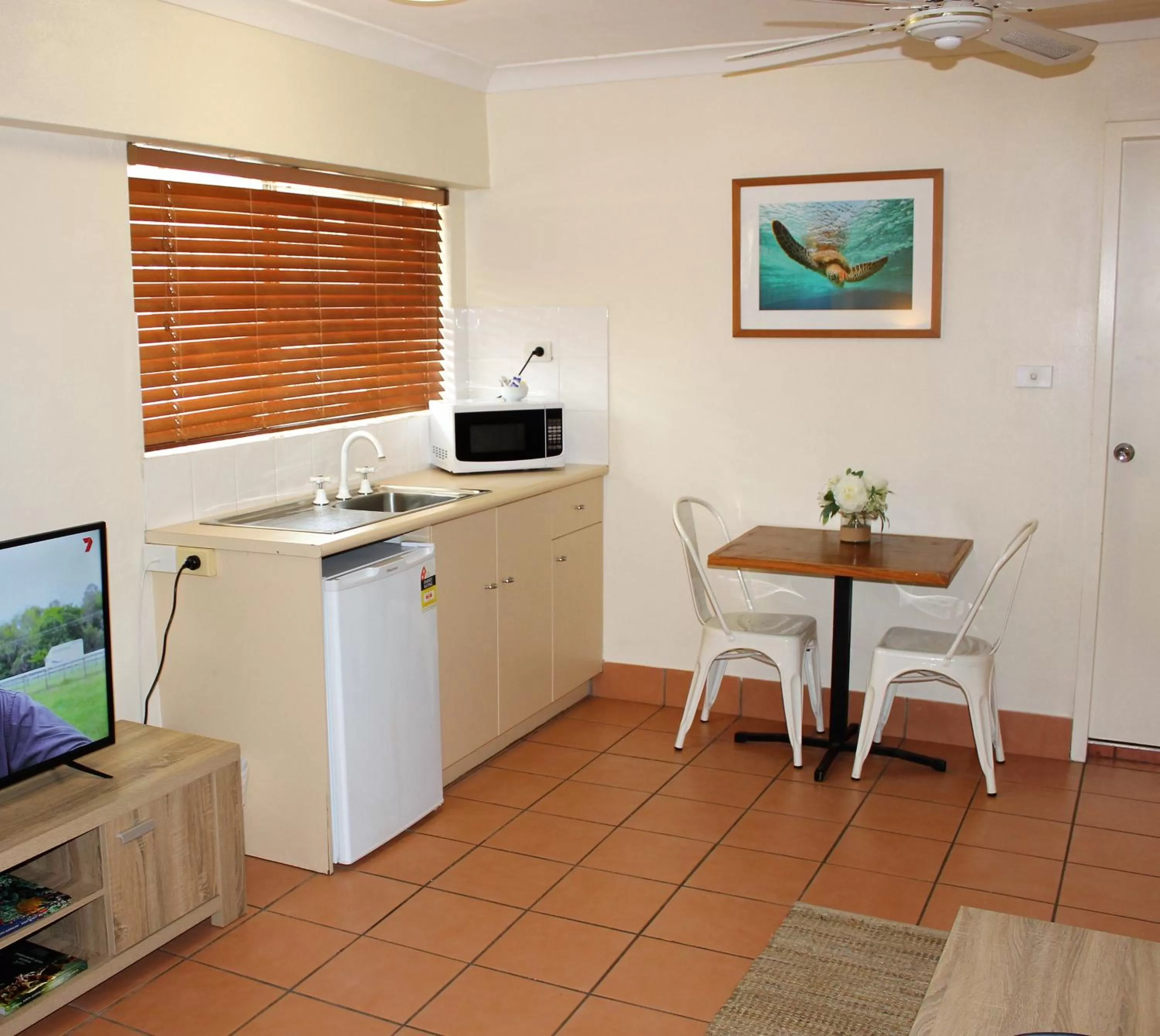Kitchen or kitchenette in Lake Central Cairns