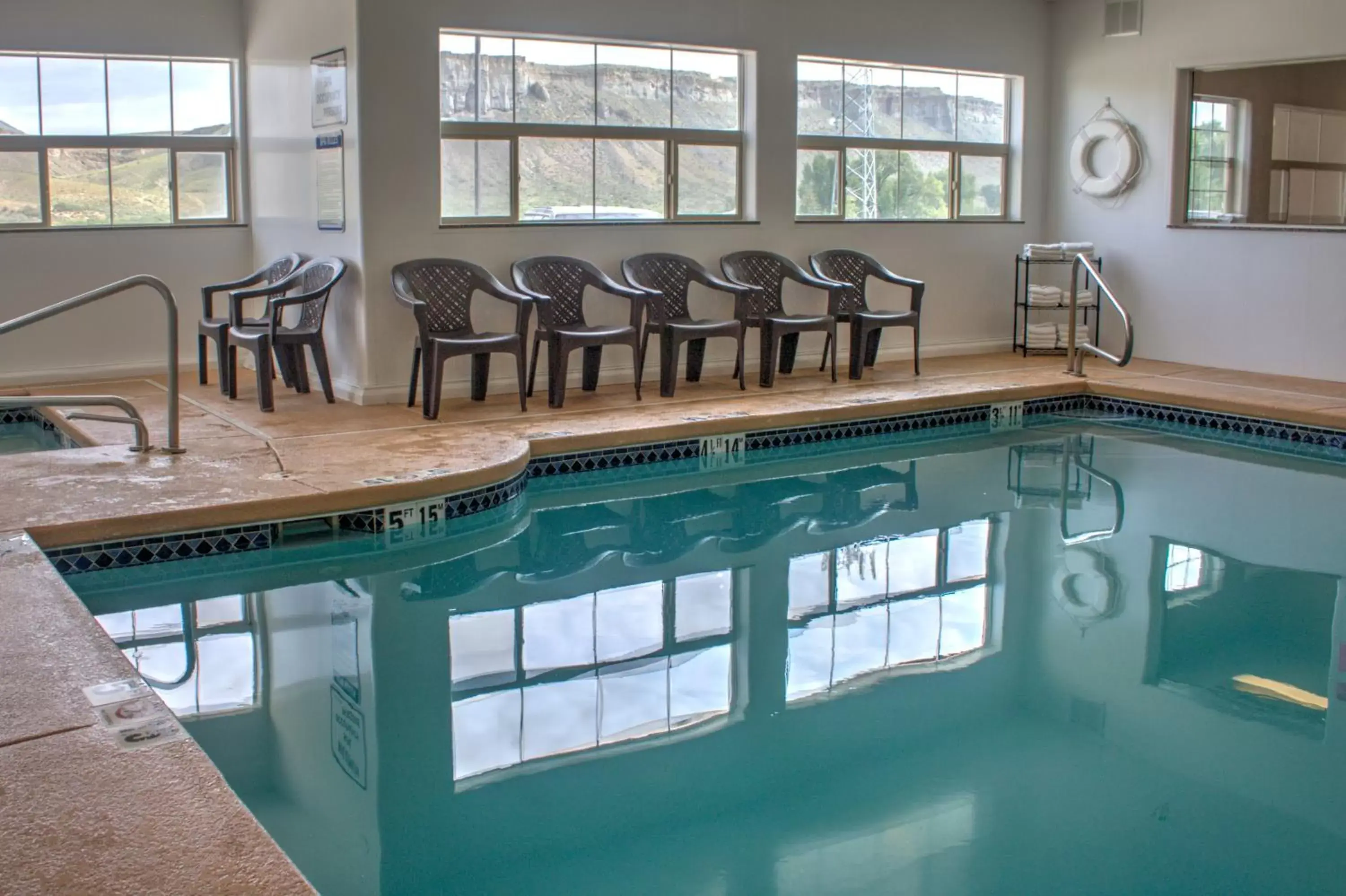 Hot Tub, Swimming Pool in Allington Inn & Suites Kremmling