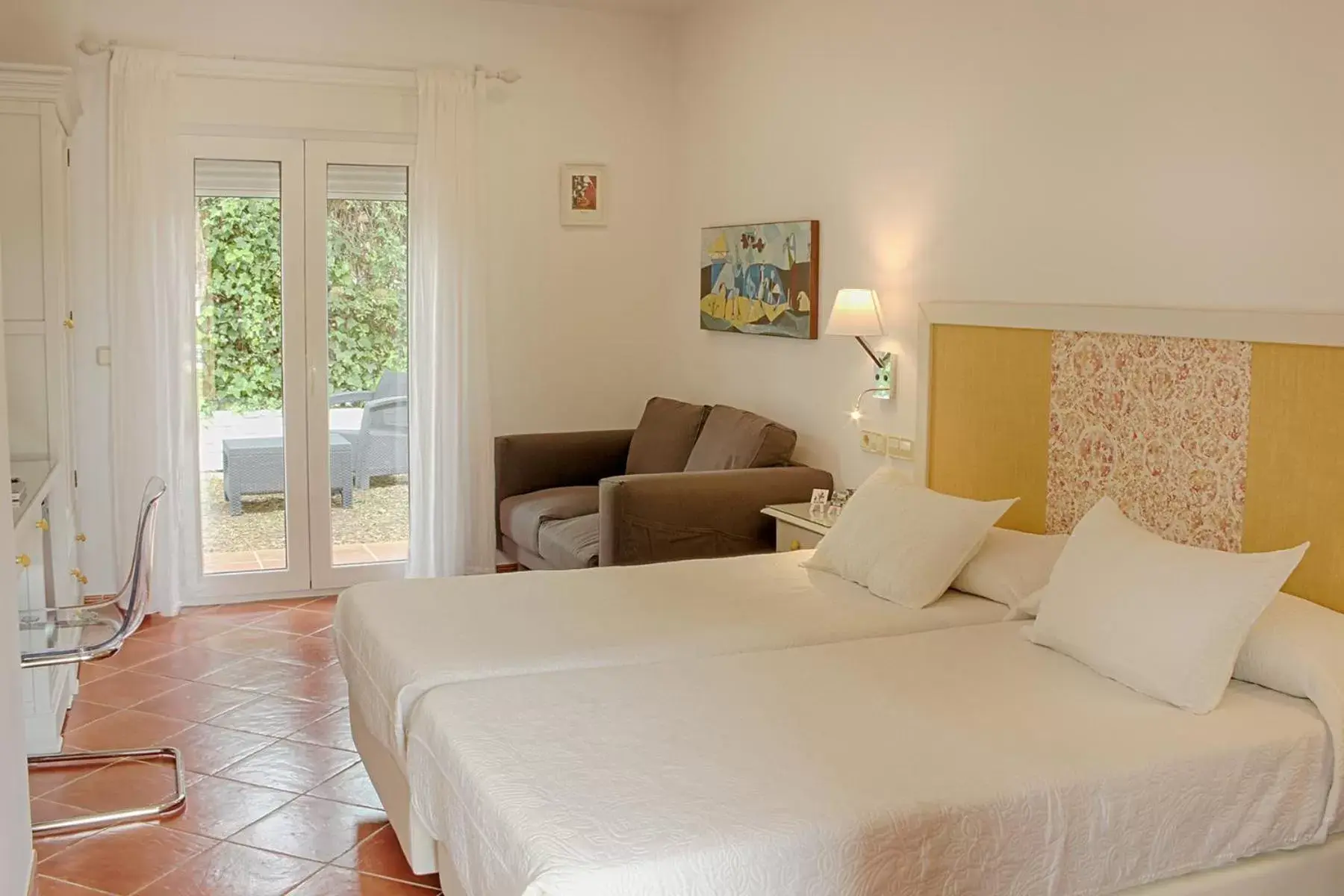 Balcony/Terrace, Bed in Hotel Malaga Picasso