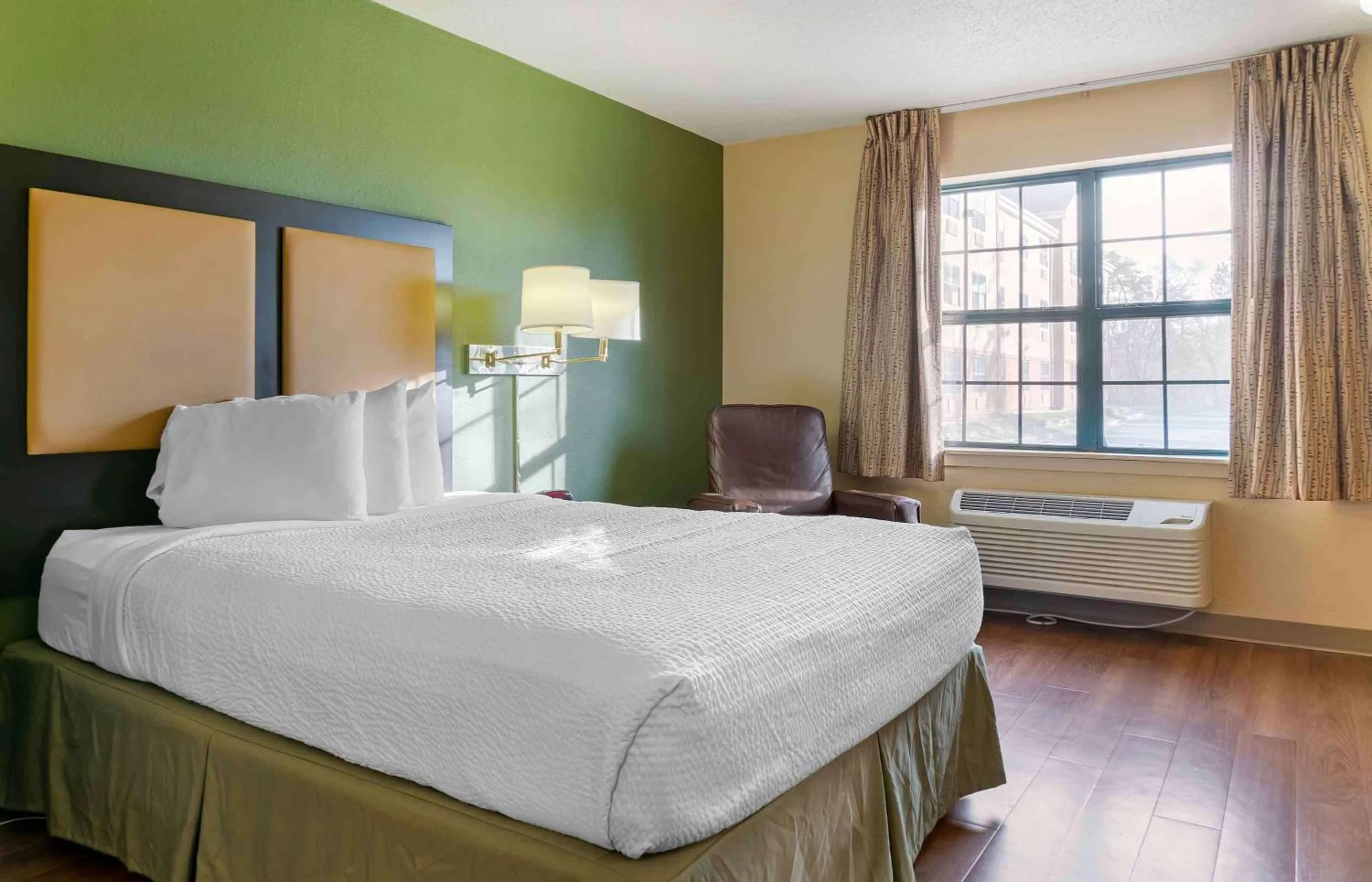 Bedroom, Bed in Extended Stay America Select Suites - Detroit - Farmington Hills