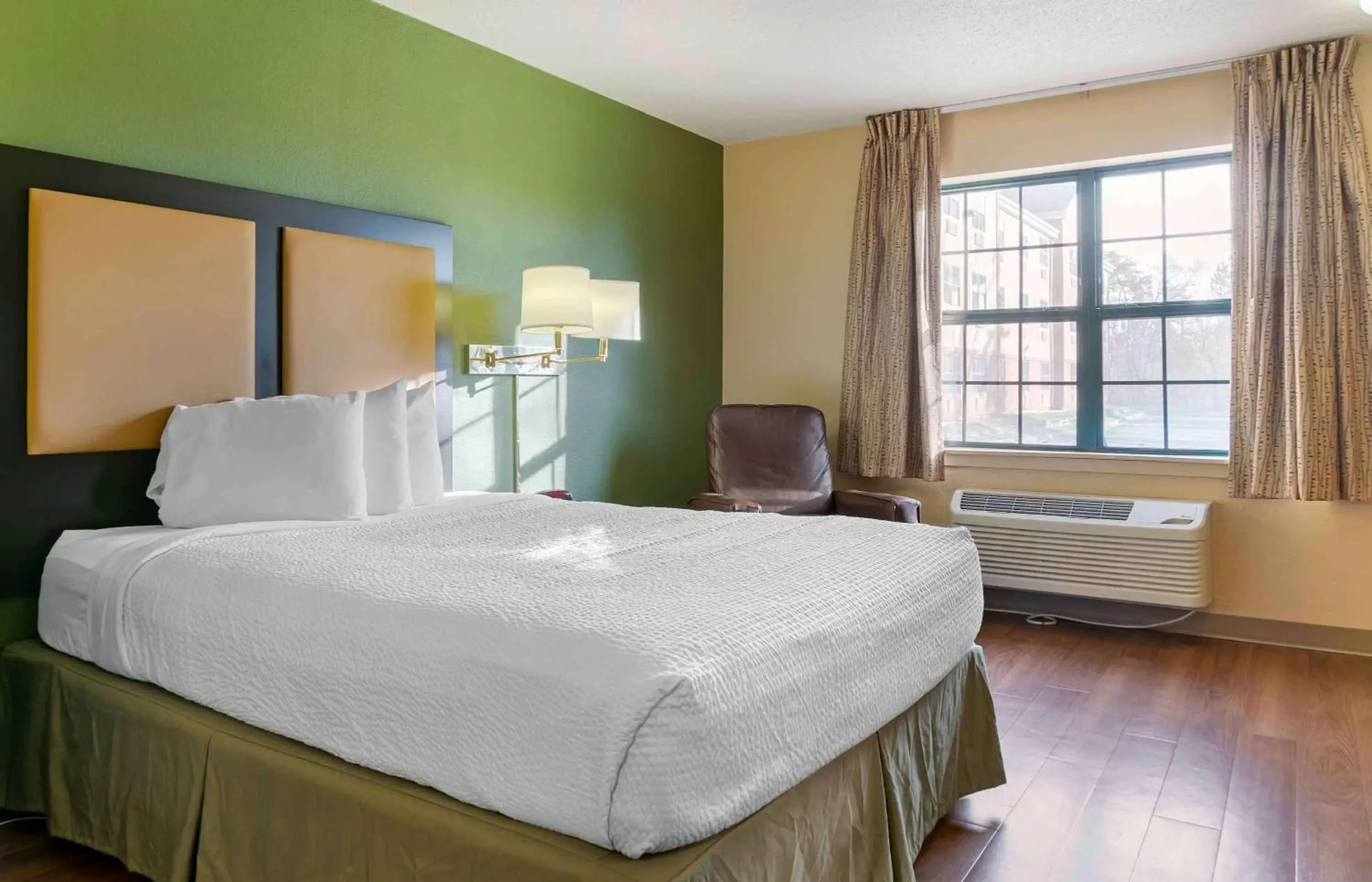 Bedroom, Bed in Extended Stay America Suites - Detroit - Farmington Hills