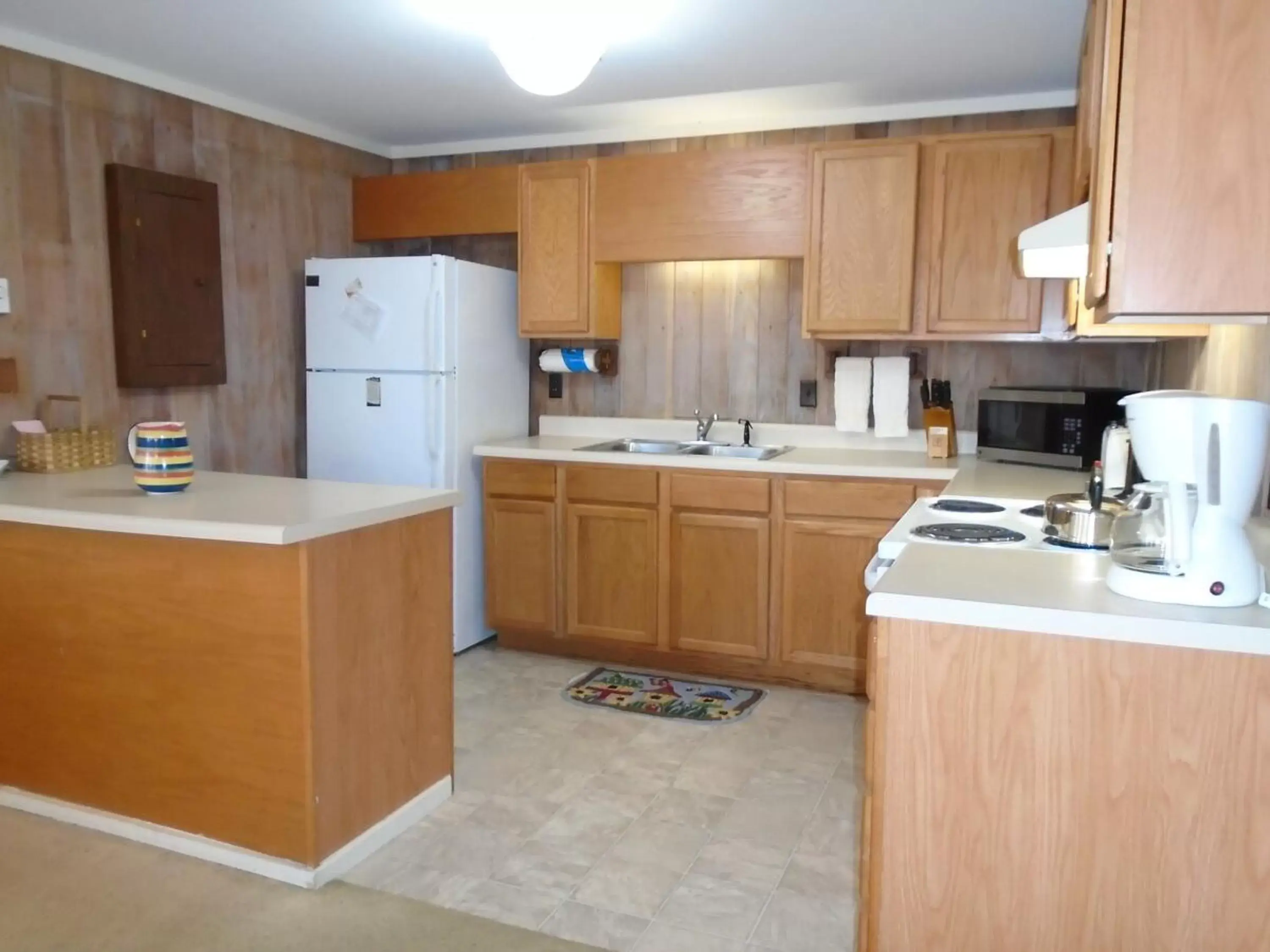 Coffee/tea facilities, Kitchen/Kitchenette in Cedar Village Condominiums