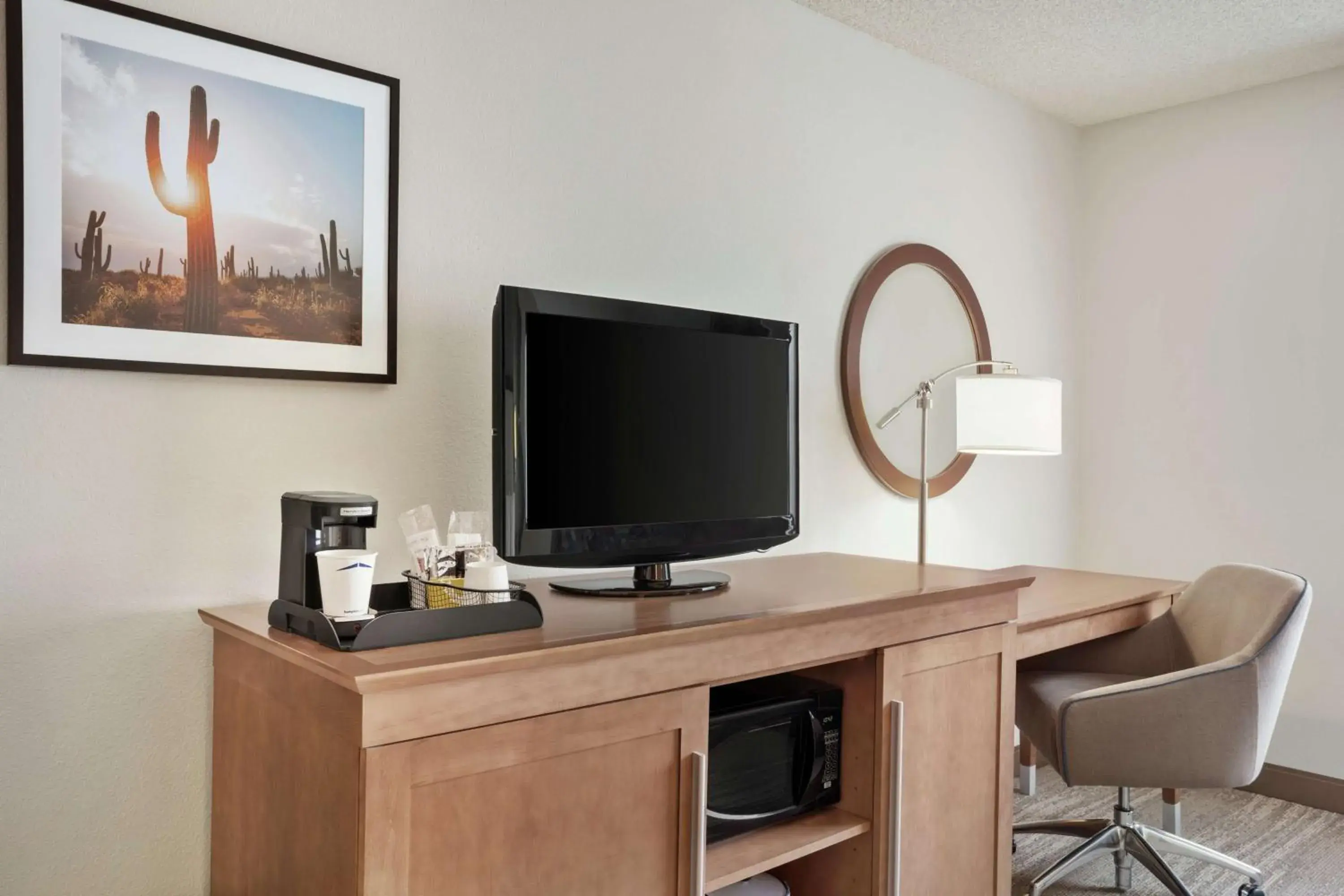 Bedroom, TV/Entertainment Center in Hampton Inn By Hilton Phoenix-Midtown (Downtown Area)