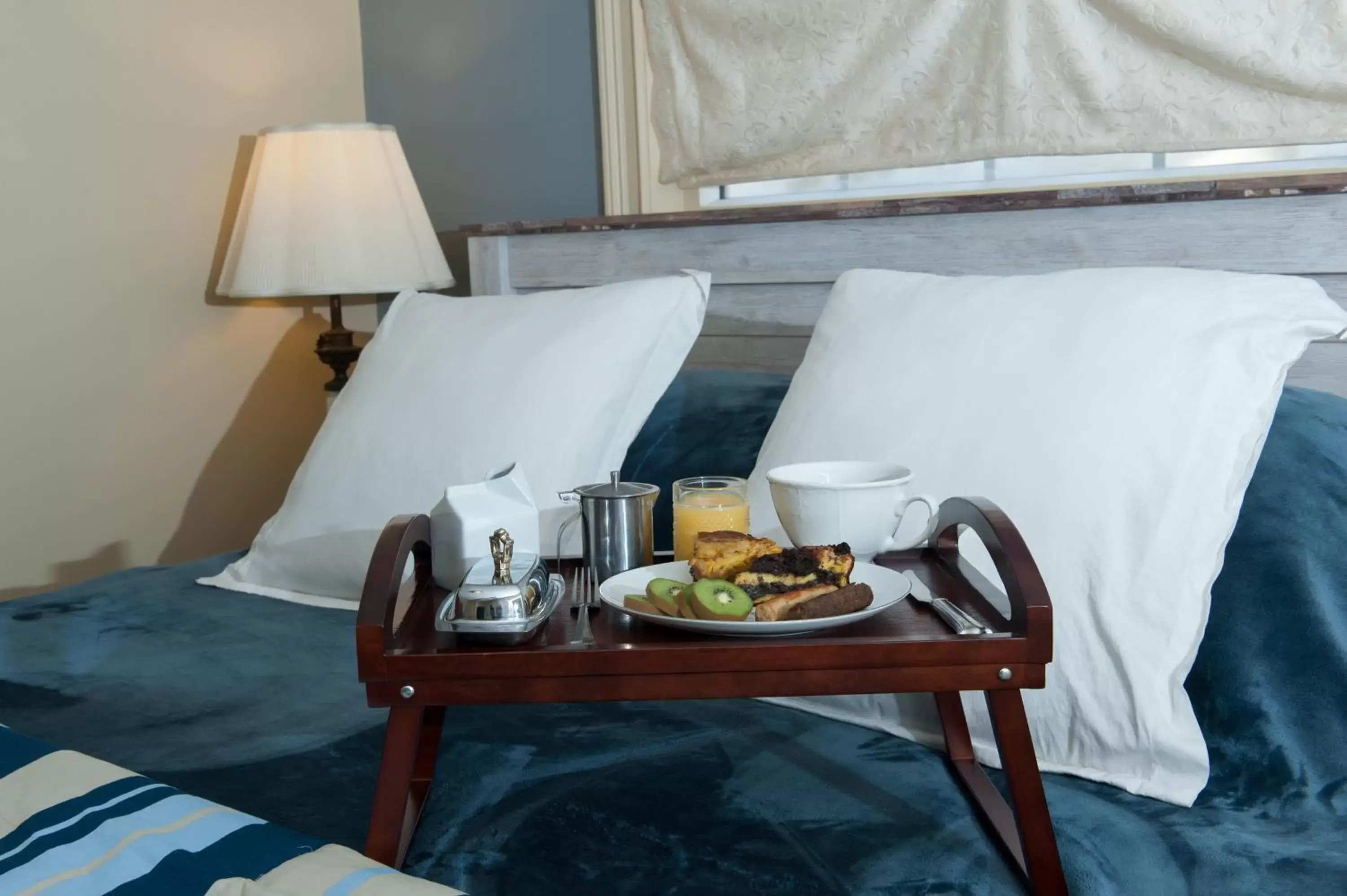 American breakfast, Bed in Naomi's Inn Bed & Breakfast