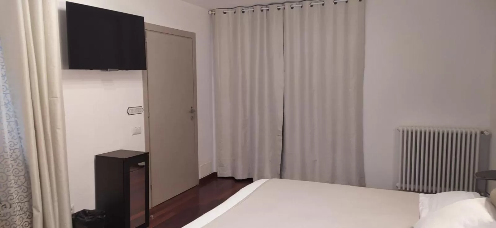 Communal lounge/ TV room, Bed in "La Selvetta" bed and breakfast