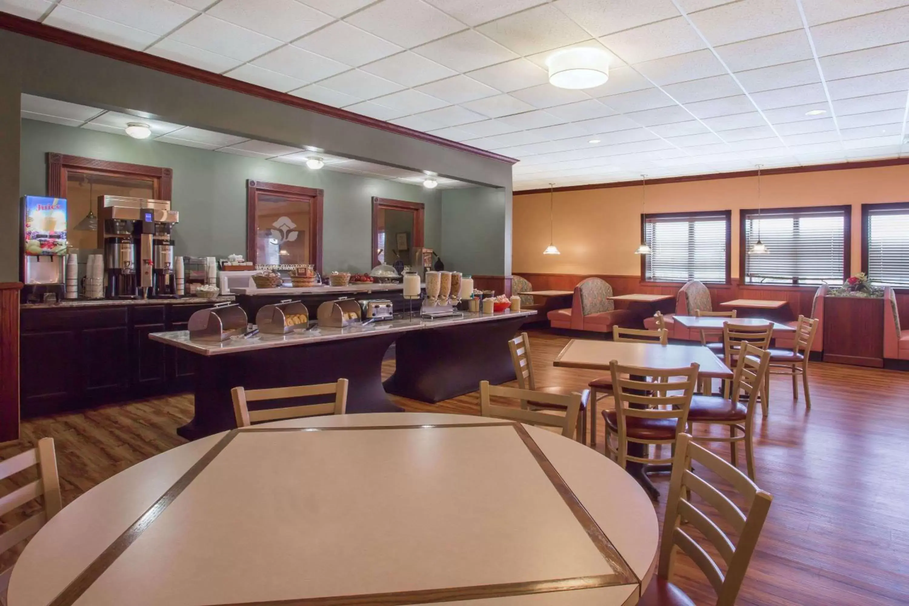 Restaurant/Places to Eat in Ramada by Wyndham Wytheville