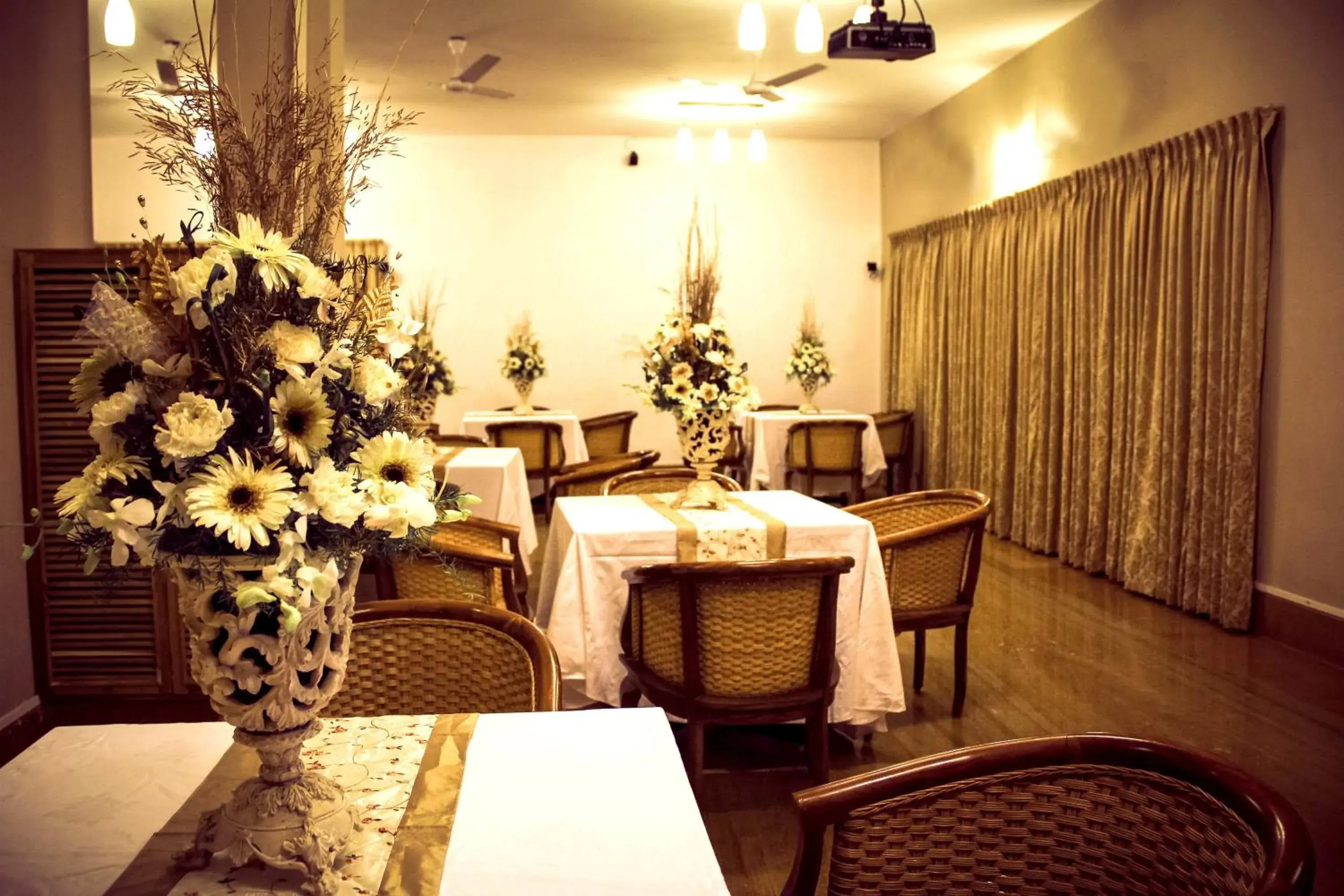 Business facilities, Dining Area in Hanu Reddy Residences Poes Garden