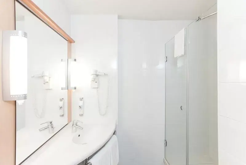 Shower, Bathroom in Ibis Madrid Centro las Ventas