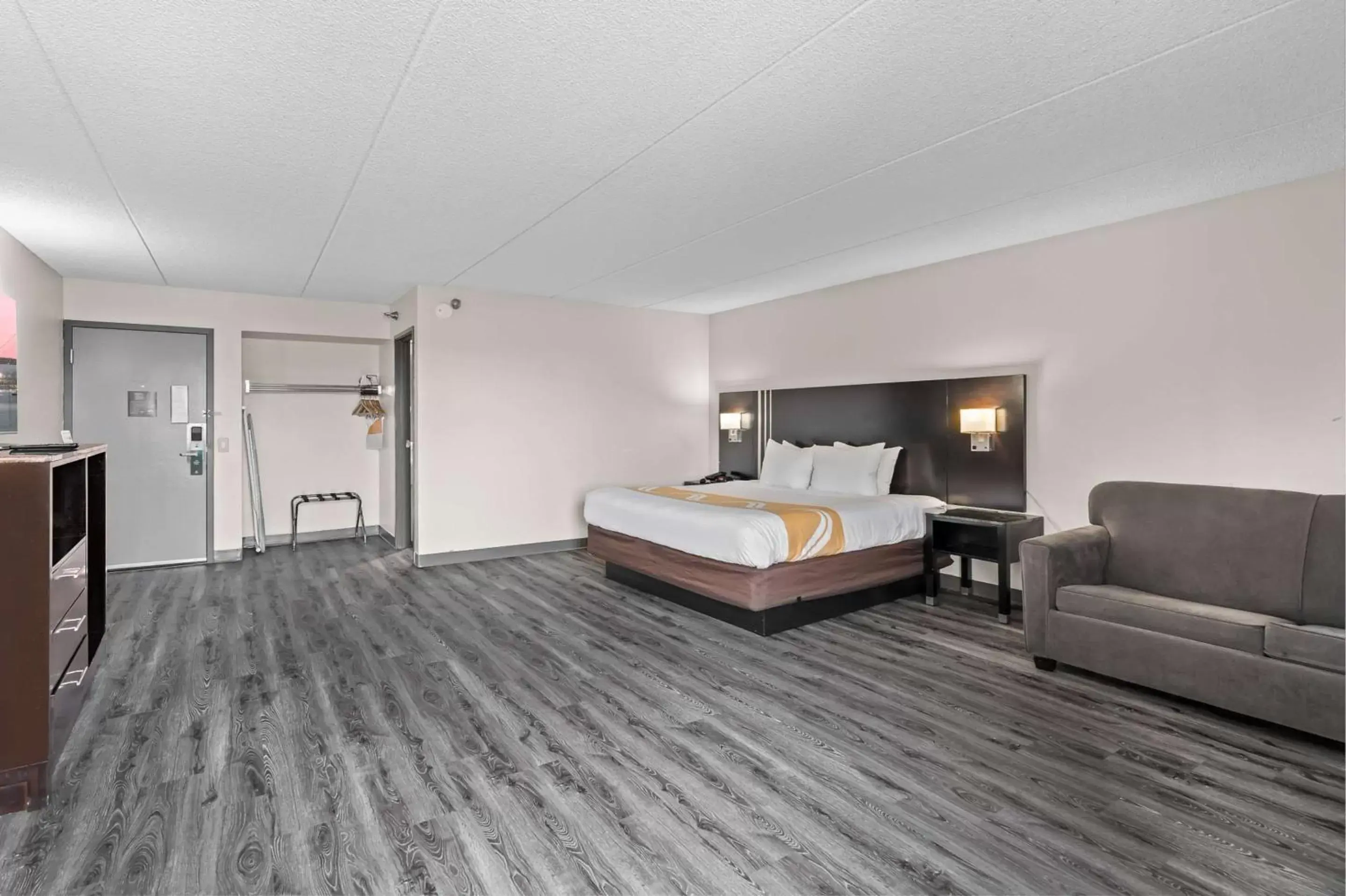 Bedroom in Quality Inn & Suites Mall of America - MSP Airport