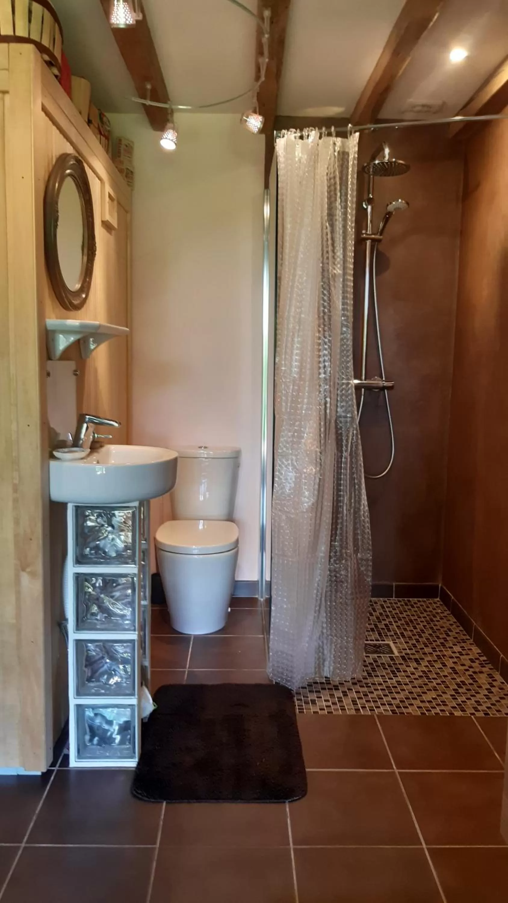 Bathroom in le buisson de la gariole ,chambre rhétaise