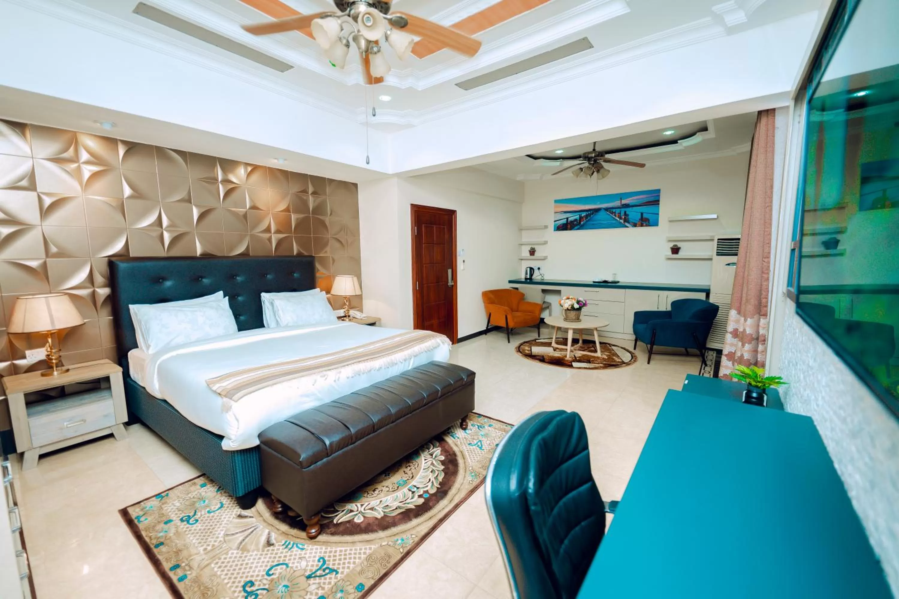 Photo of the whole room, Bed in Lantana Hotel