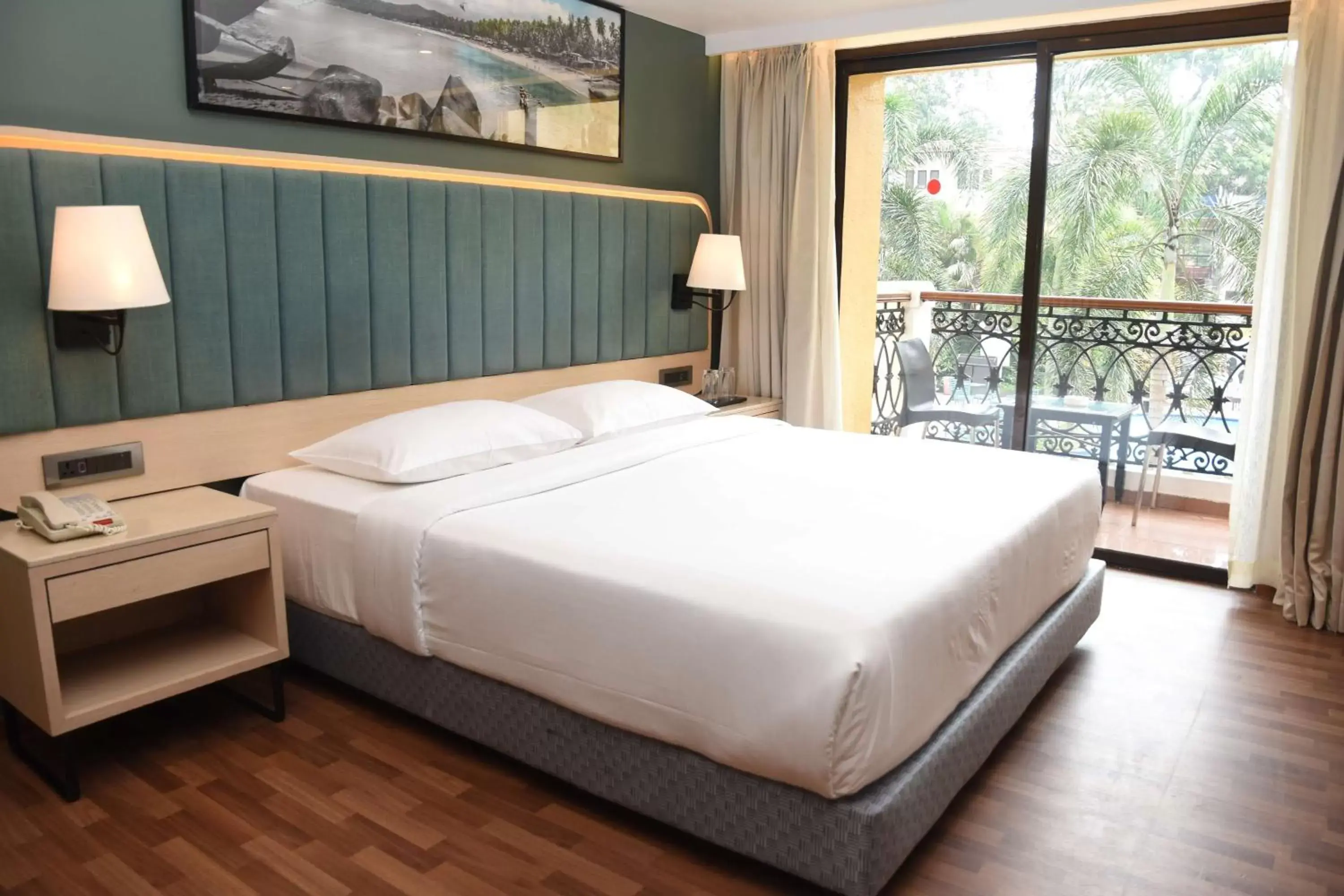 Photo of the whole room, Bed in Park Inn by Radisson Goa Candolim