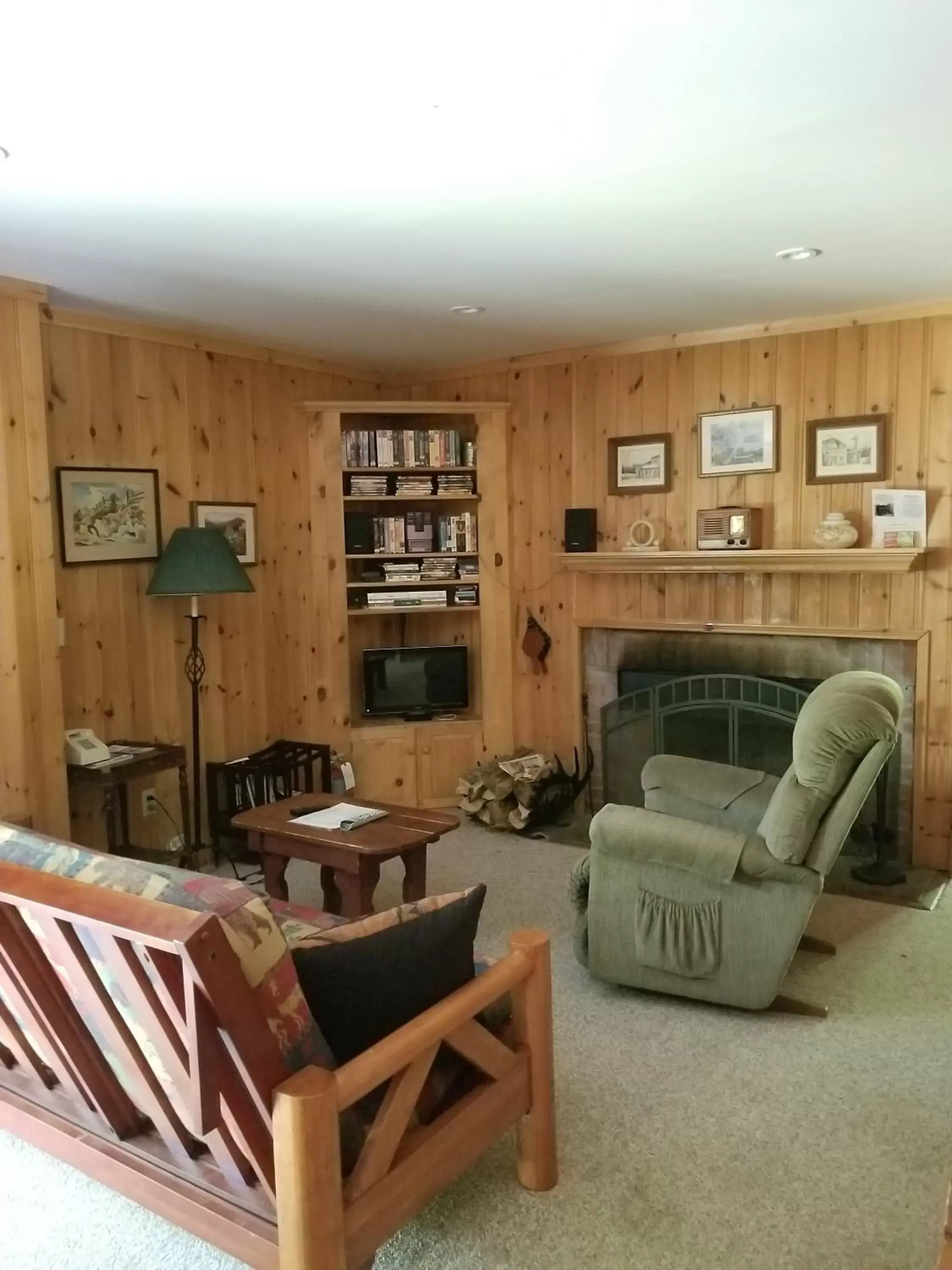 Living room in Trails End Inn