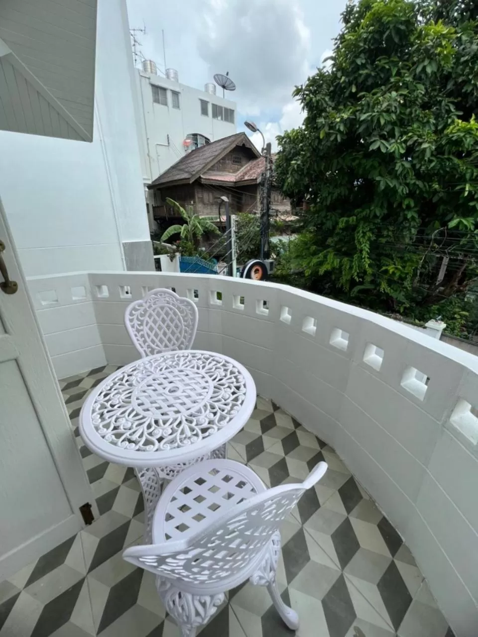 Balcony/Terrace in RoomQuest Rim Praya Dinsor Road