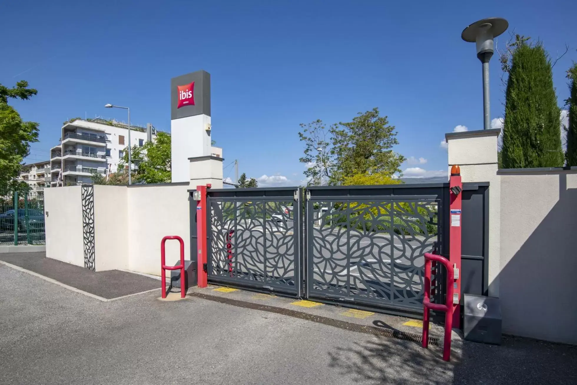 Facade/entrance in IBIS Cannes Mouans Sartoux Piscine parking gratuit