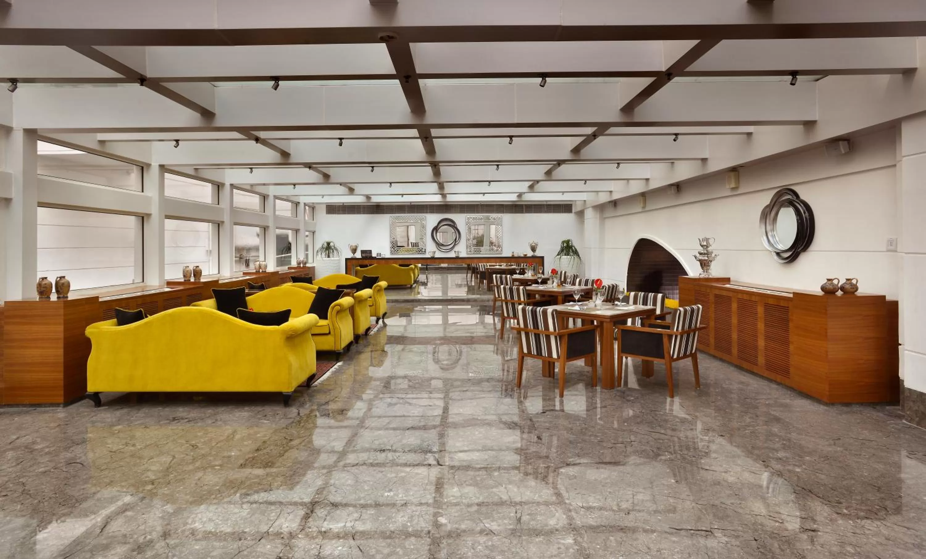 Lounge or bar in The Lalit Great Eastern Kolkata