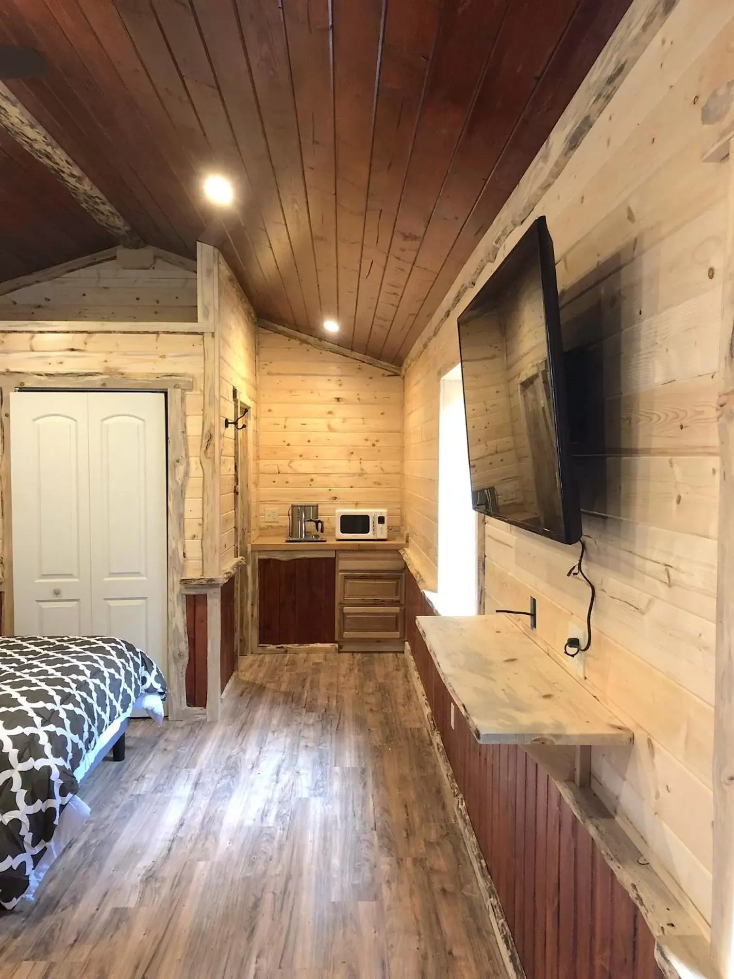 Bed in Gateway Inn & Cabins Bed in Gateway Inn & Cabins