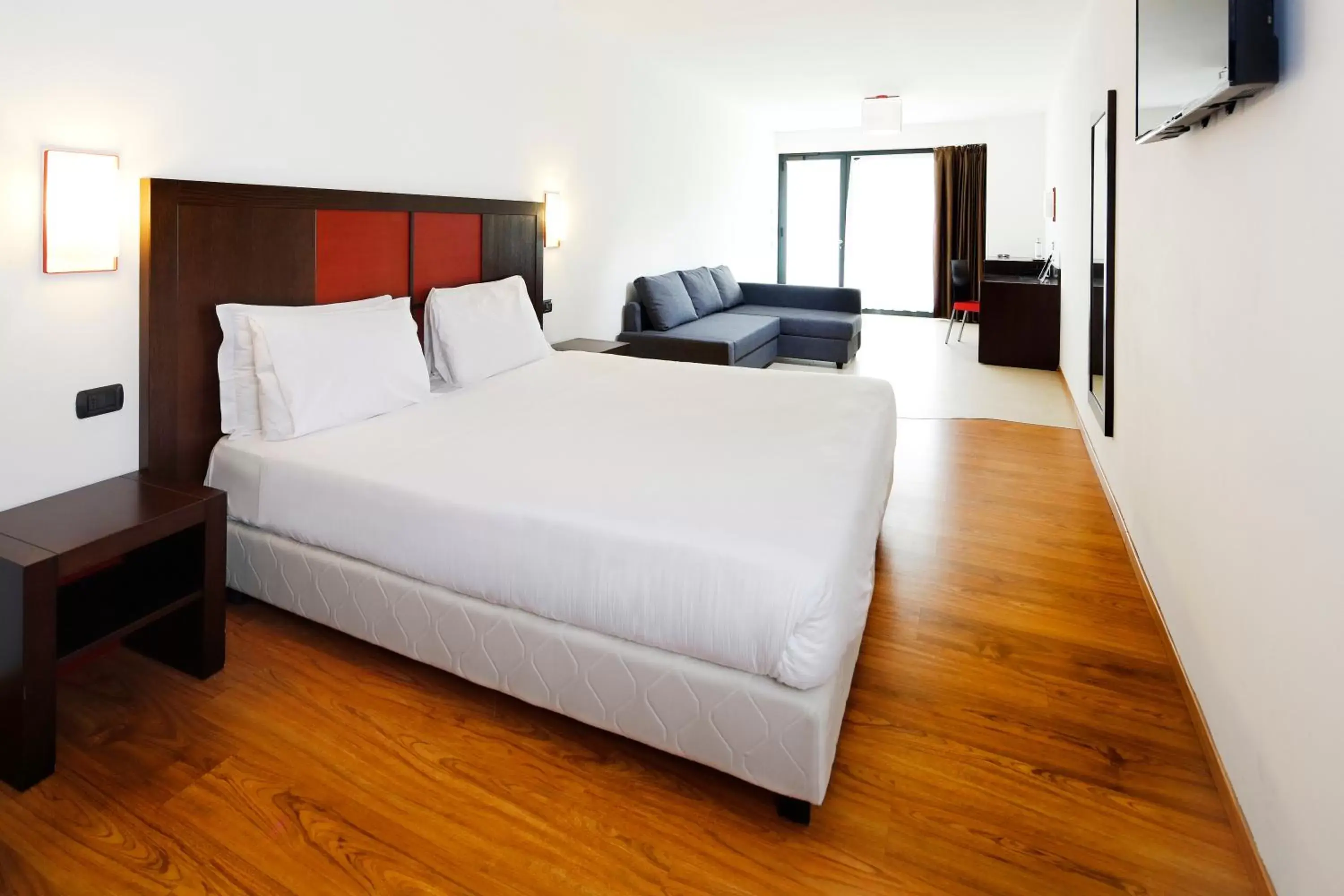 Shower, Bed in Hotel Holiday La Marca