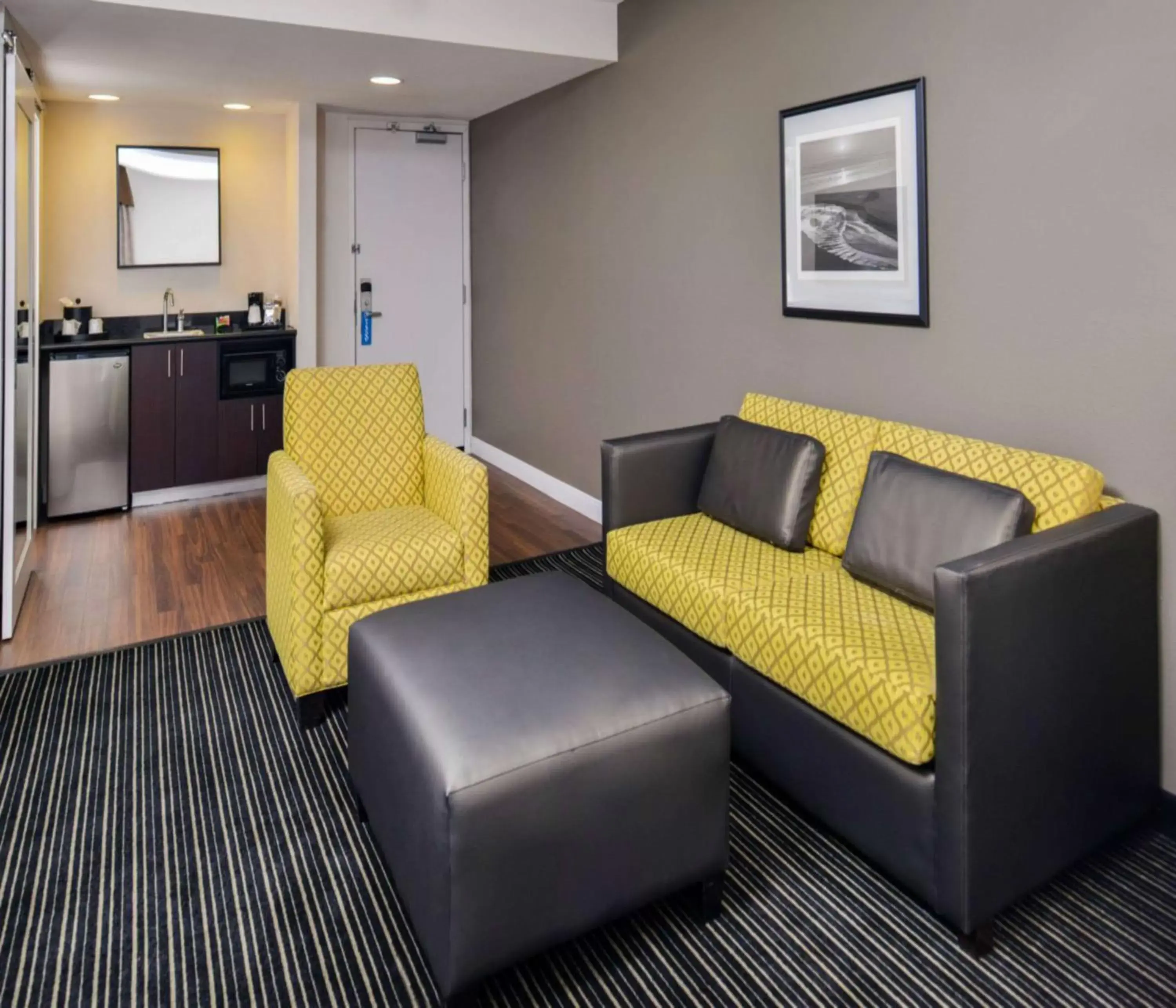 Living room, Seating Area in Hampton Inn & Suites San Francisco-Burlingame-Airport South