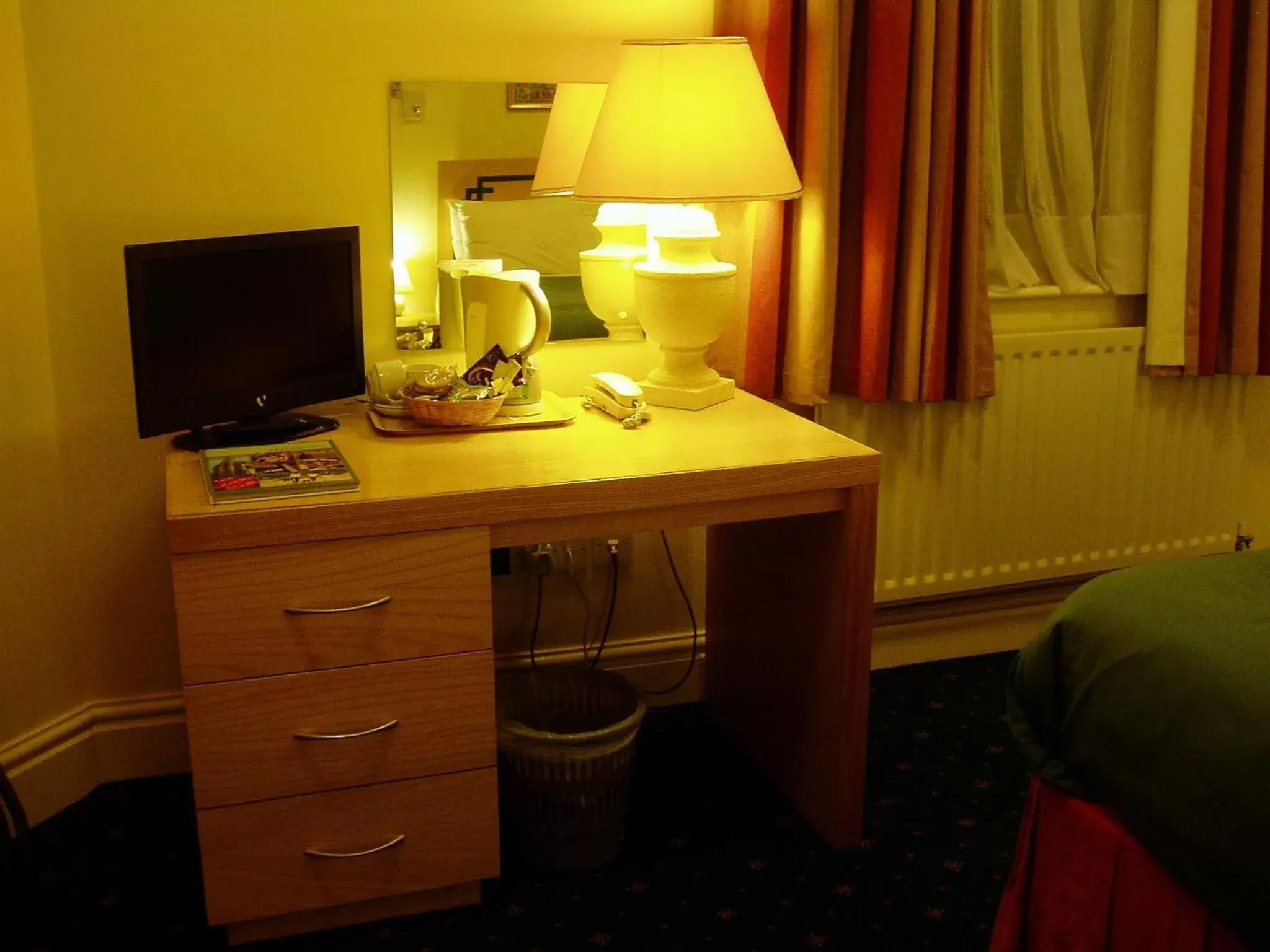 Seating area, TV/Entertainment Center in Hanover Hotel & McCartney's Bar