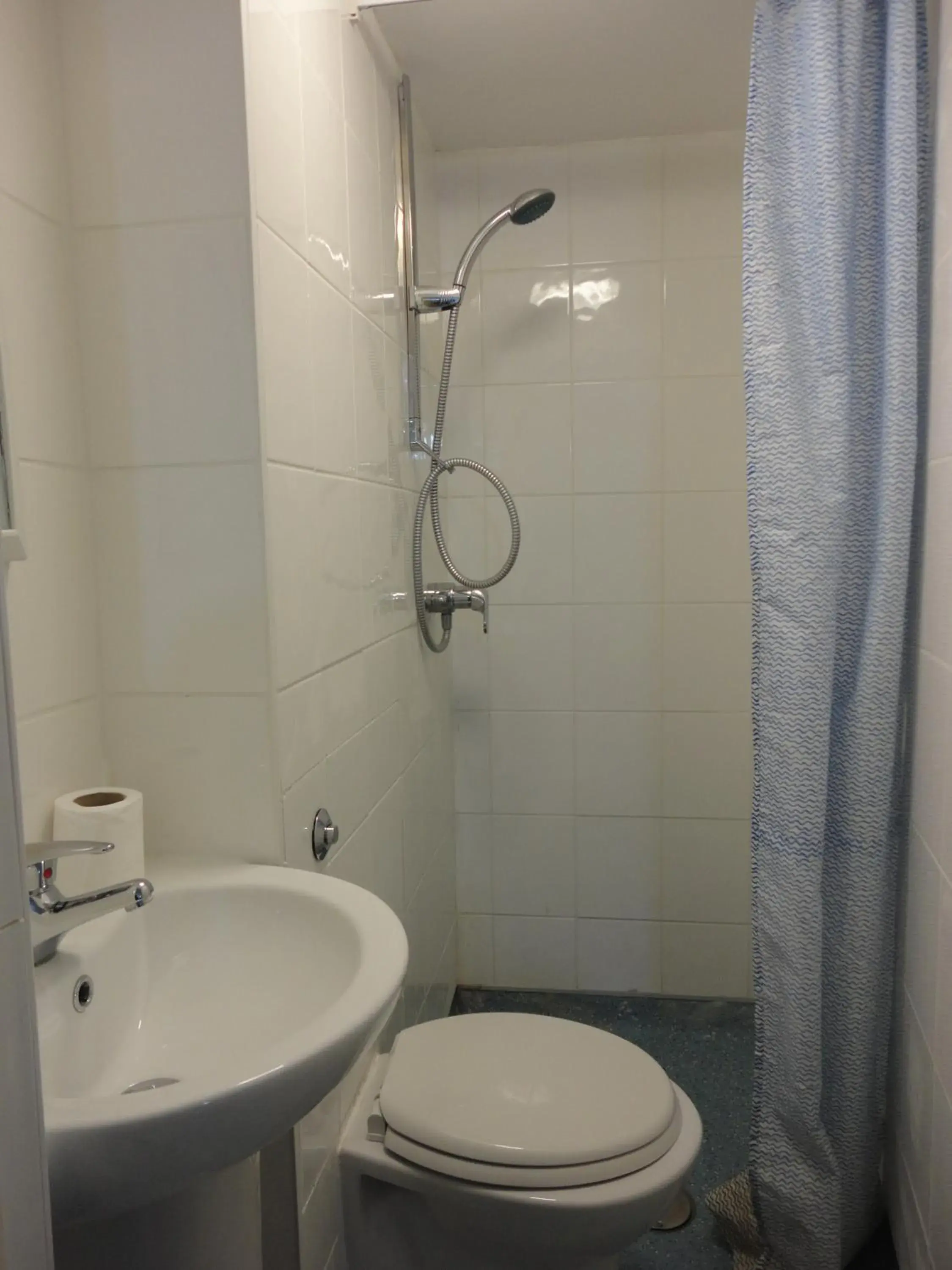 Shower, Bathroom in City View Hotel - Roman Road Market