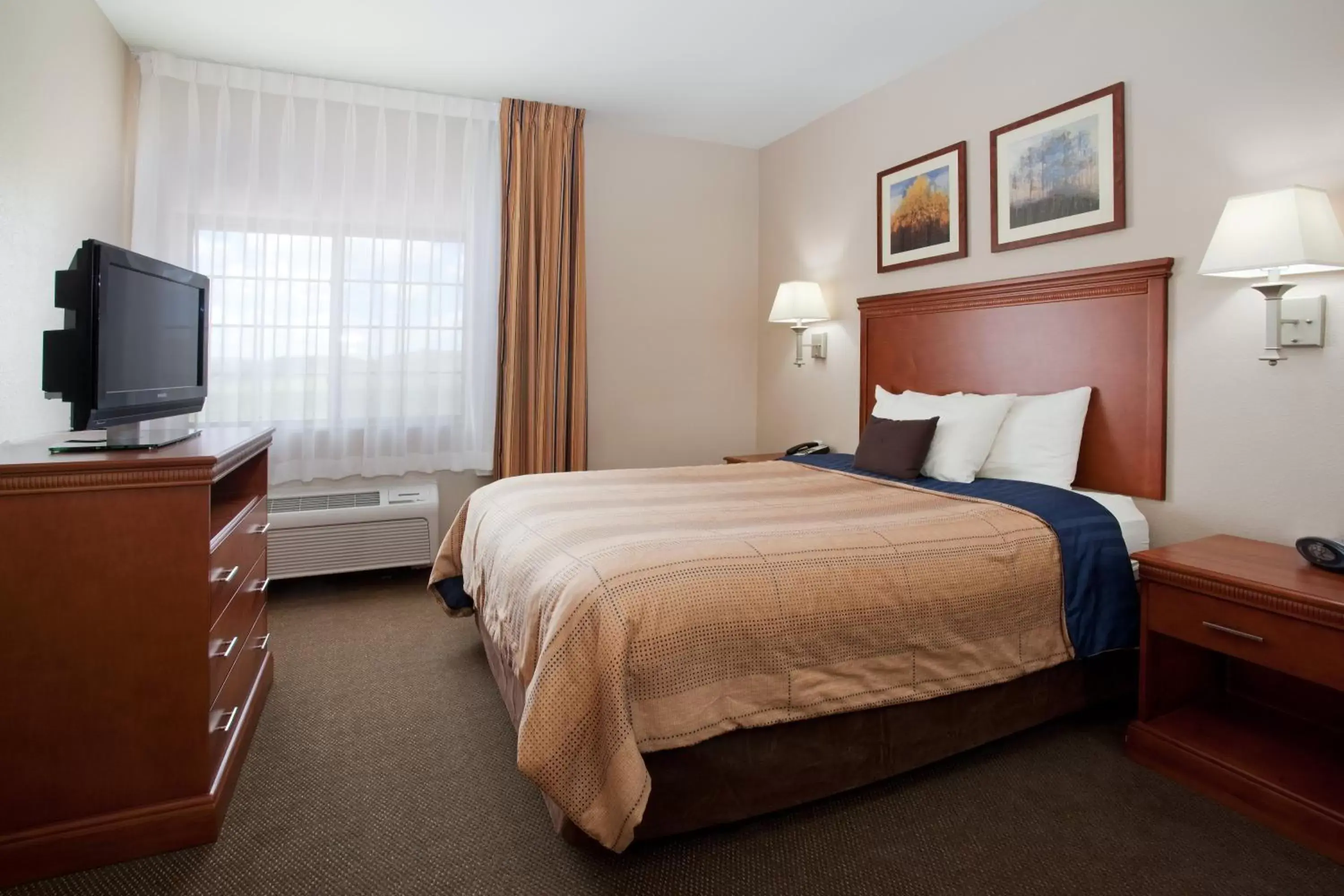 Photo of the whole room, Bed in Candlewood Suites Craig-Northwest, an IHG Hotel