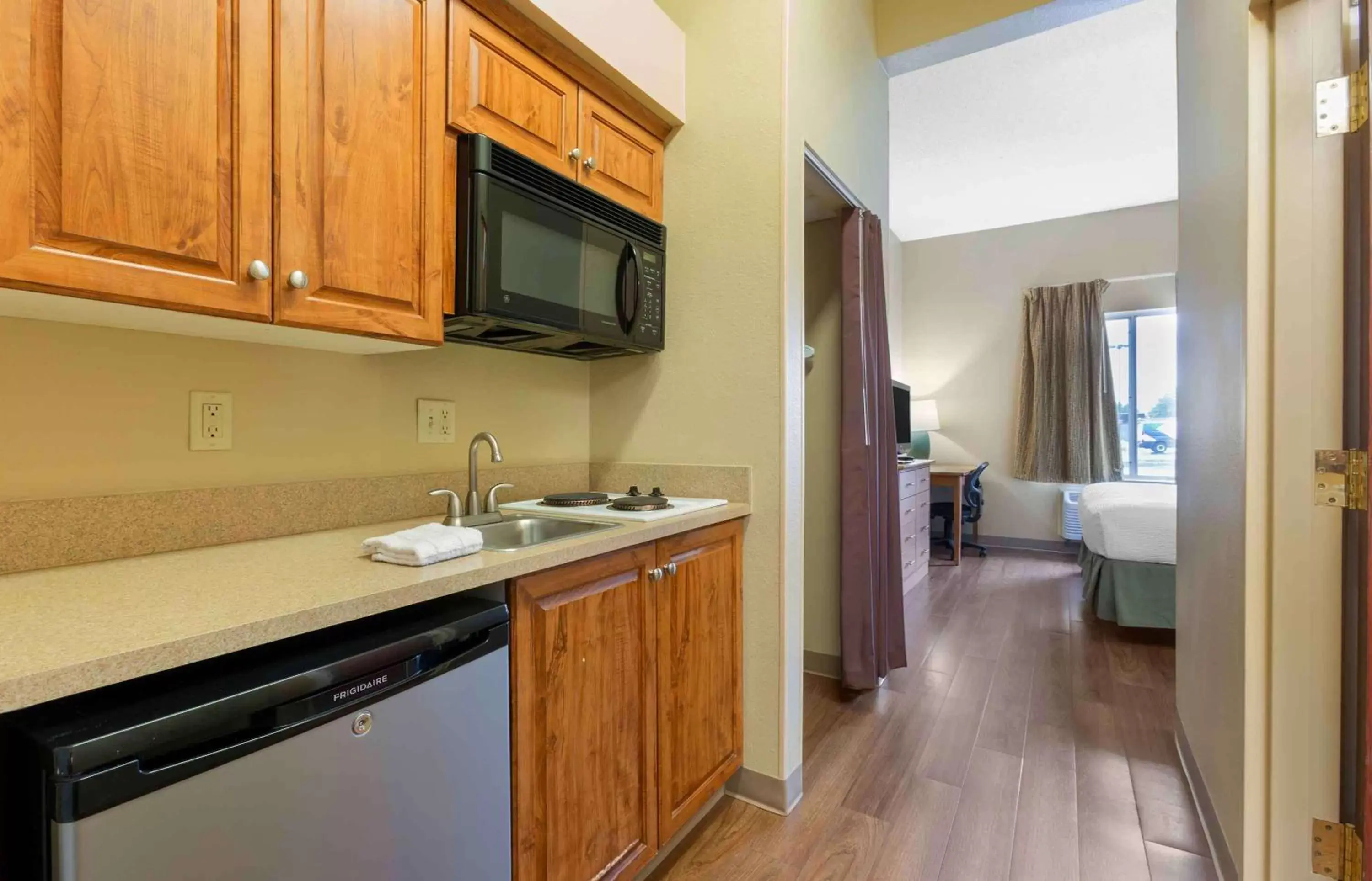 Bedroom, Kitchen/Kitchenette in Extended Stay America Suites - Findlay - Tiffin Avenue
