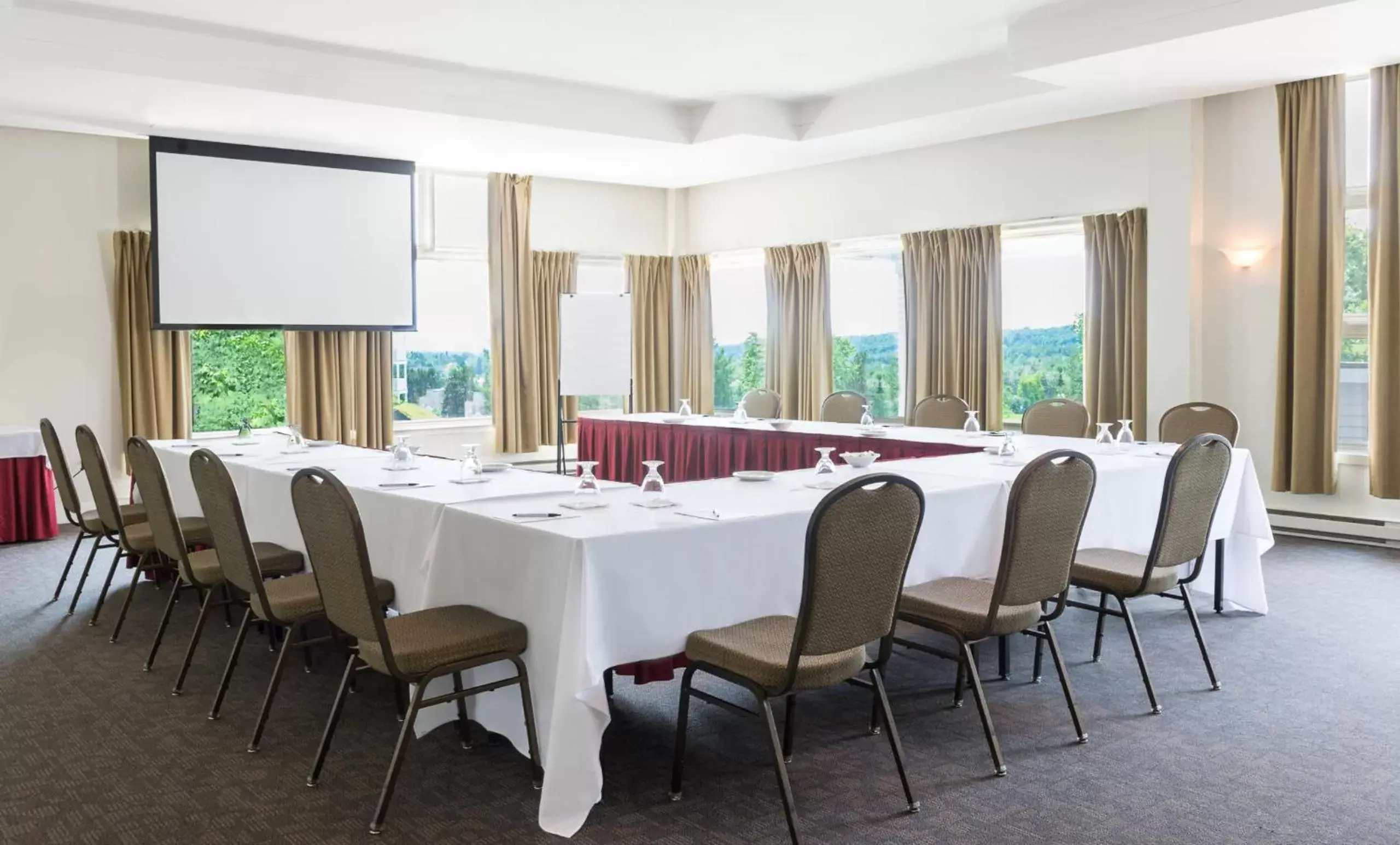 Meeting/conference room in Manoir des Sables Hôtel & Golf
