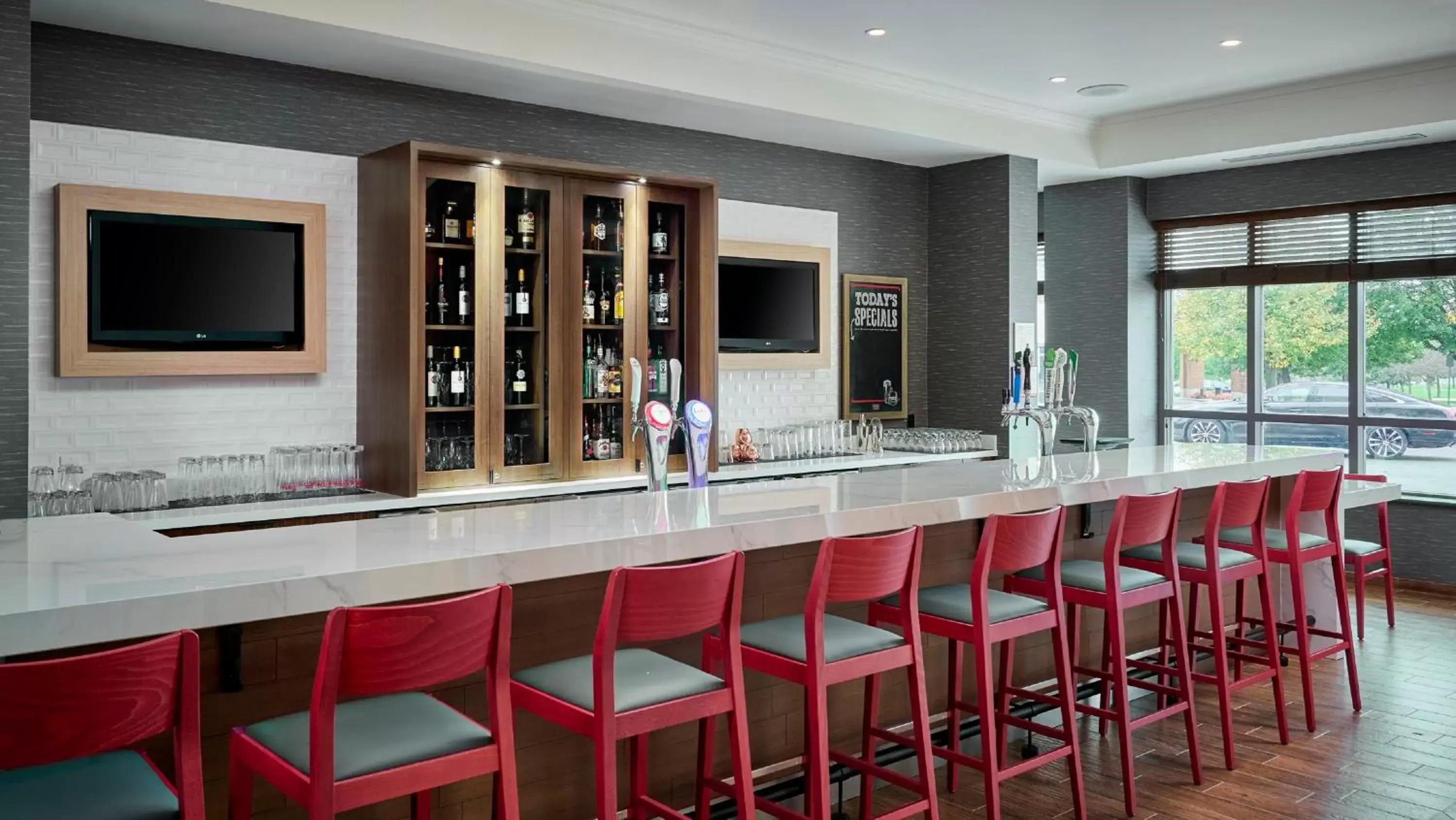 Restaurant/places to eat, Lounge/Bar in Holiday Inn & Suites Oakville at Bronte, an IHG Hotel