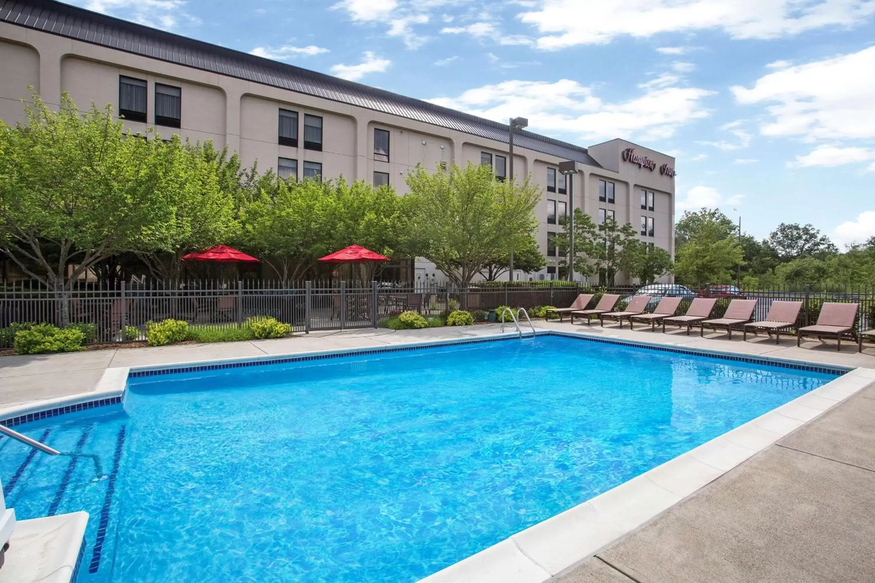 Property building, Swimming Pool in Hampton Inn Middletown