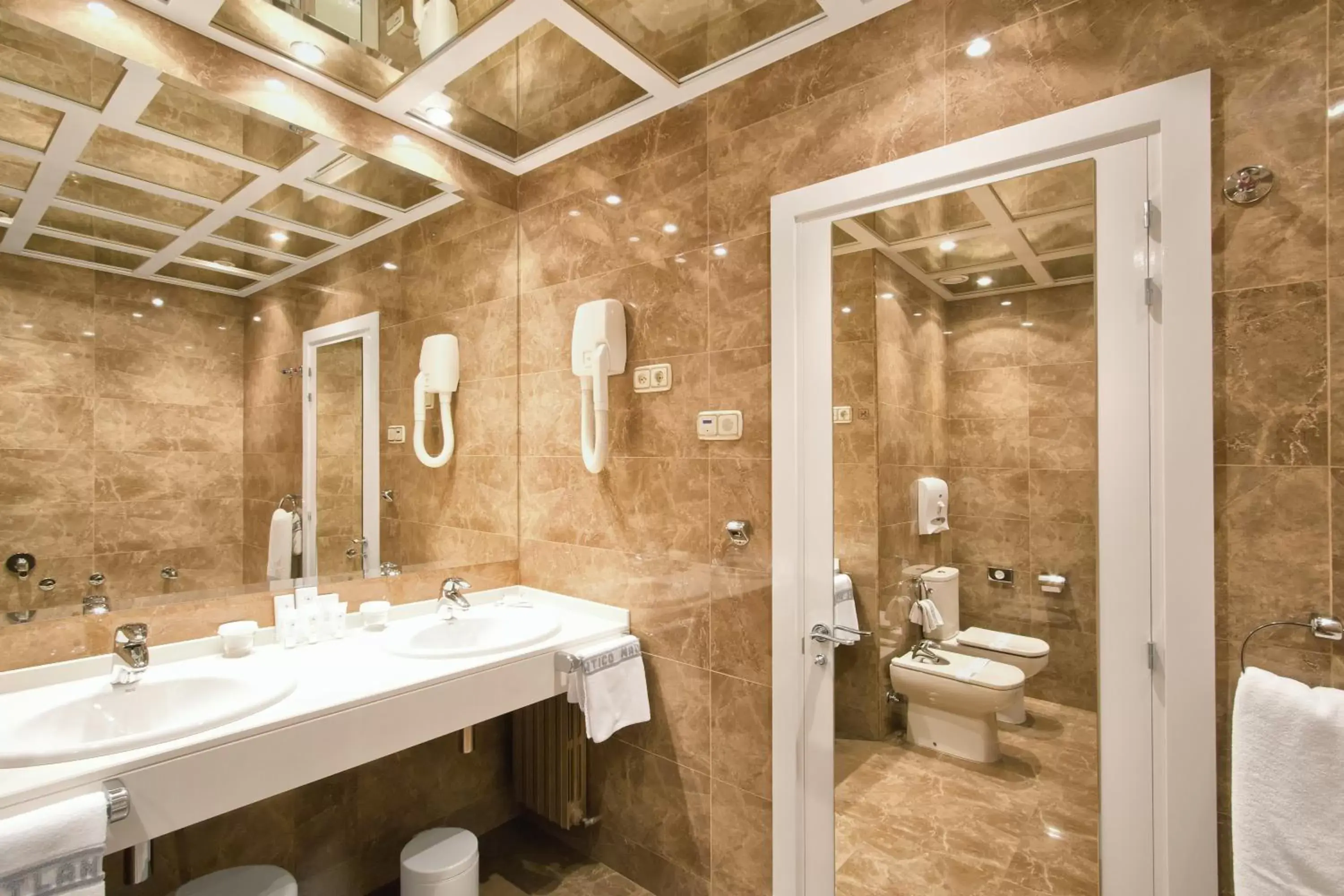 Bathroom in Hotel Atlántico