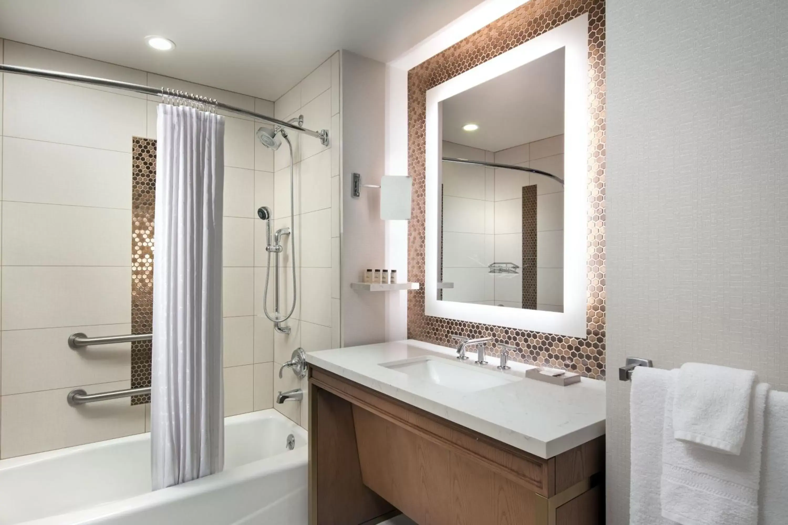 Standard Queen Room with Two Queen Beds in Sheraton Redding Hotel at the Sundial Bridge Standard Queen Room with Two Queen Beds in Sheraton Redding Hotel at the Sundial Bridge