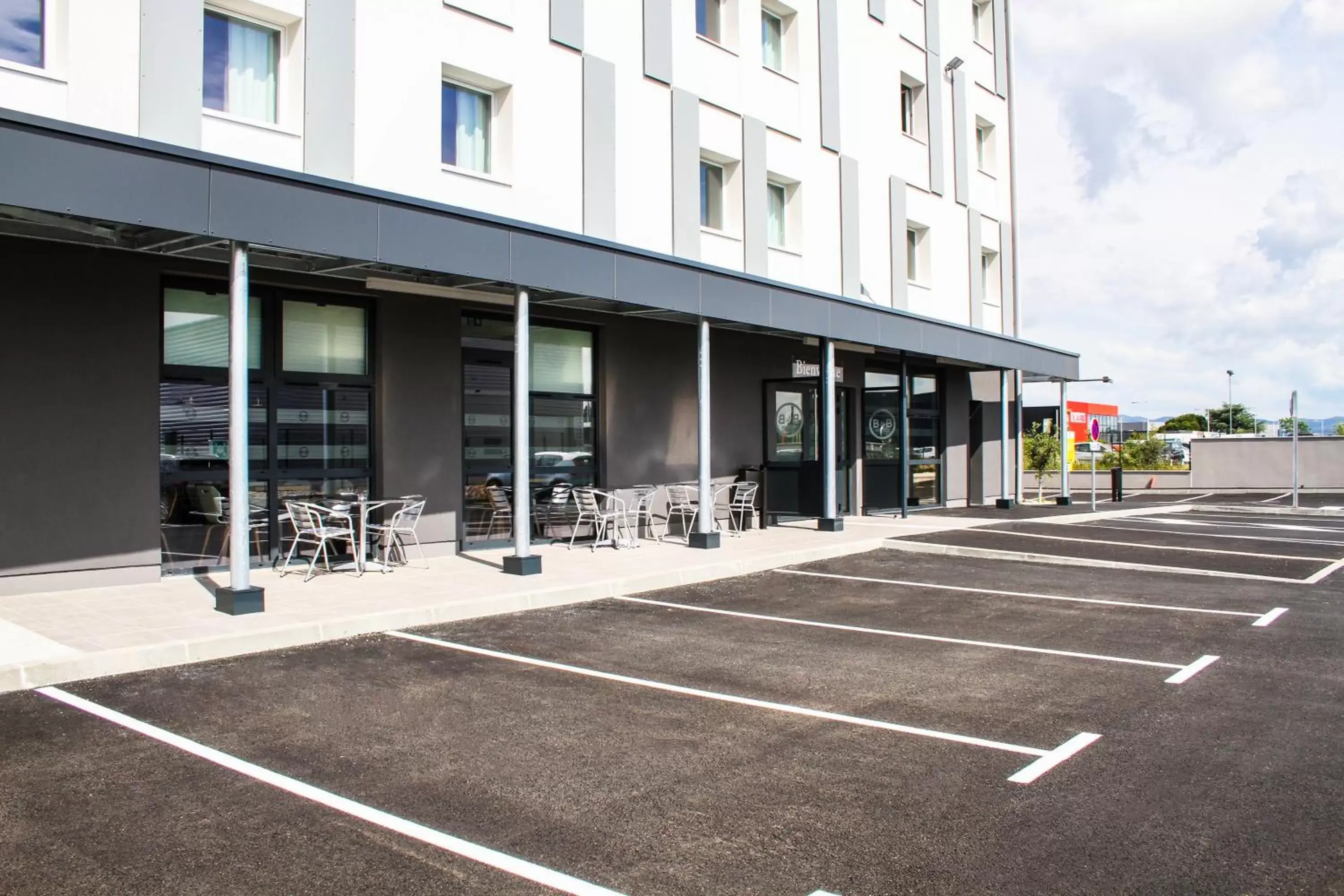 Facade/entrance, Property Building in B&B HOTEL Montélimar Sud