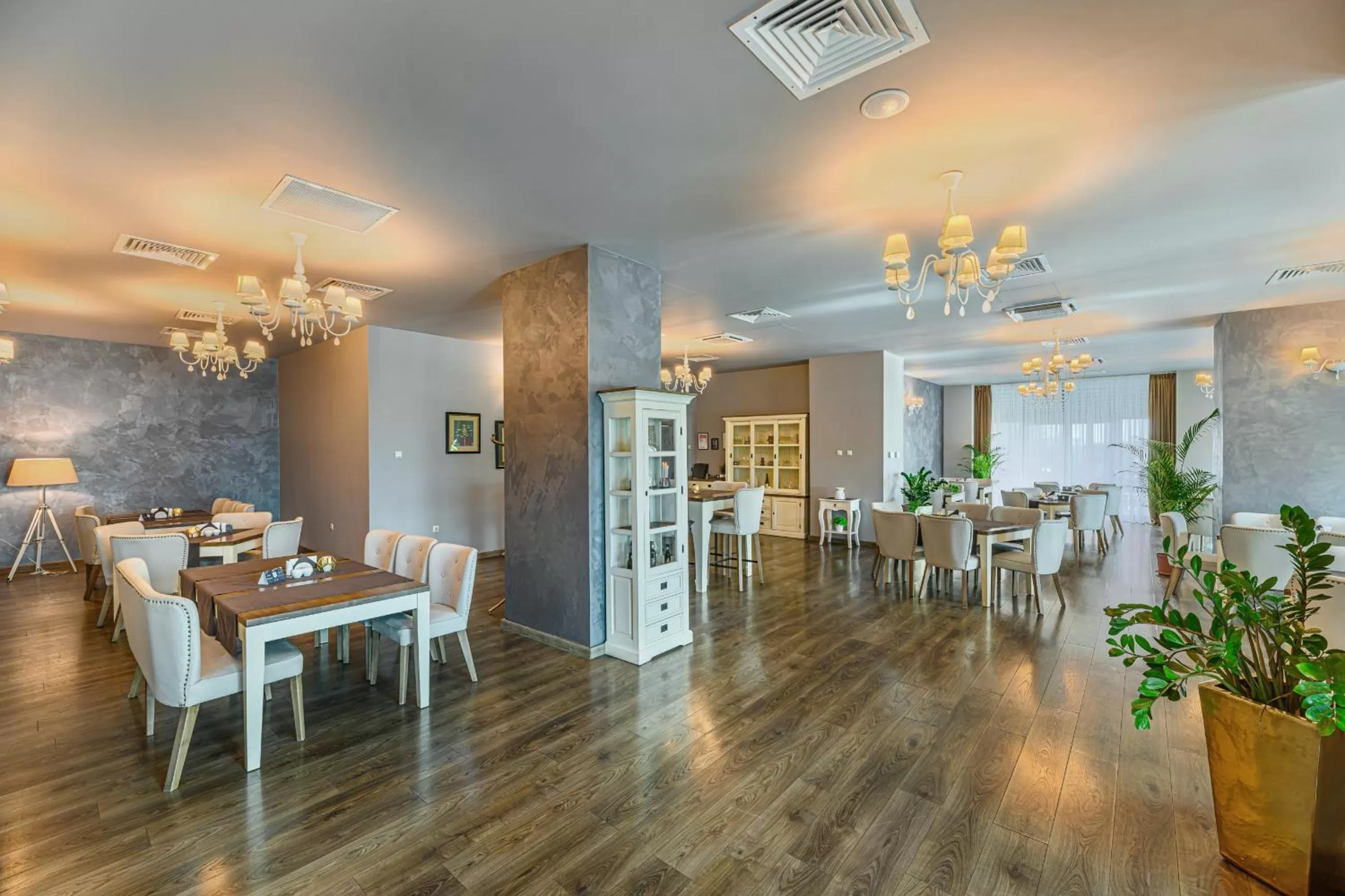 Restaurant/places to eat in Faleza Hotel by Vega