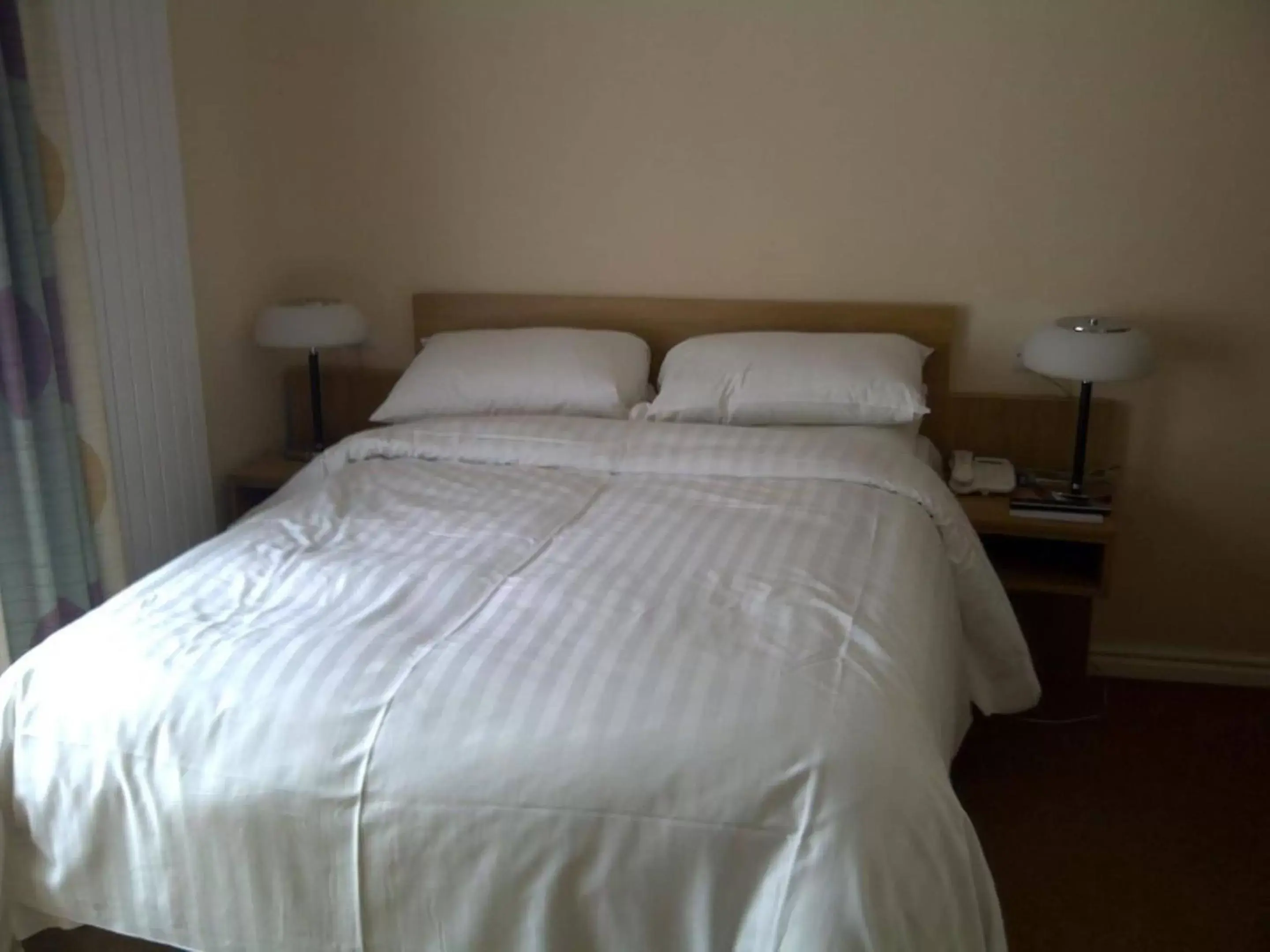 Bedroom, Bed in The Queensgate Hotel