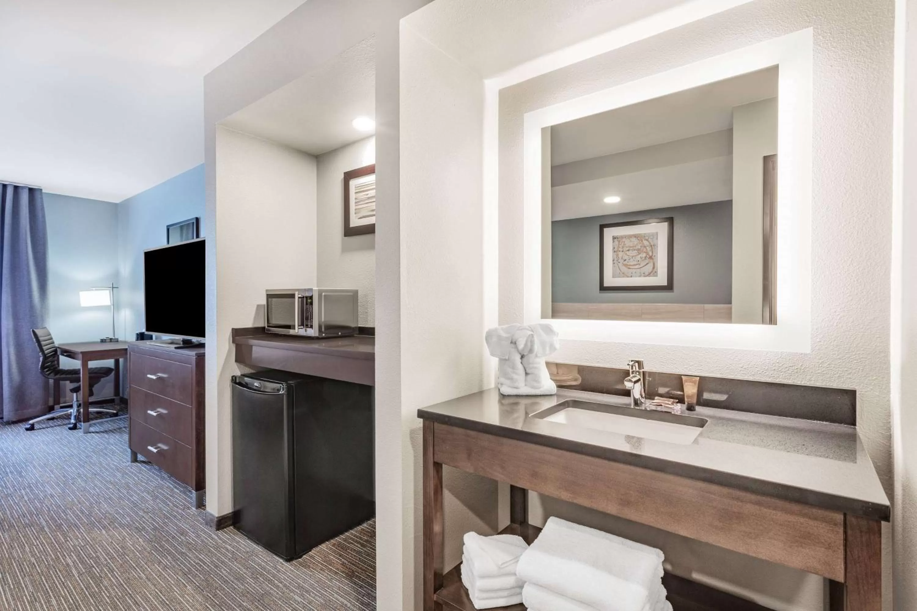 TV and multimedia in Wingate by Wyndham Wisconsin Dells Waterpark