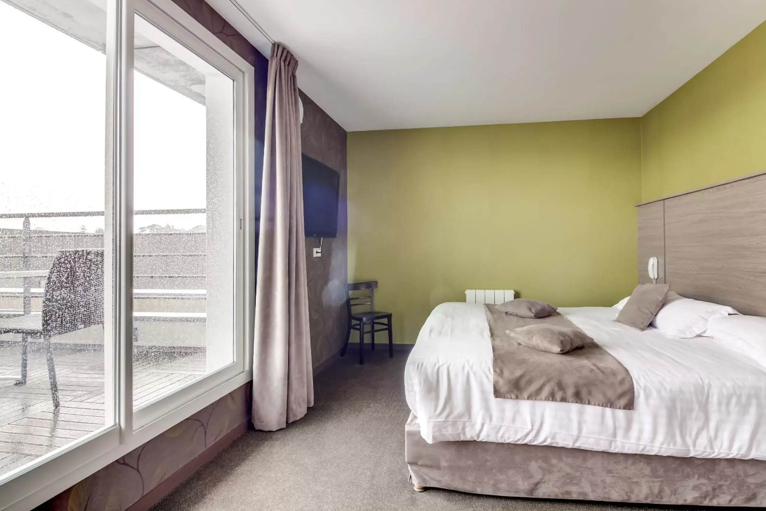 Bedroom, Bed in Brit Hotel Piscine & Spa - Fougères