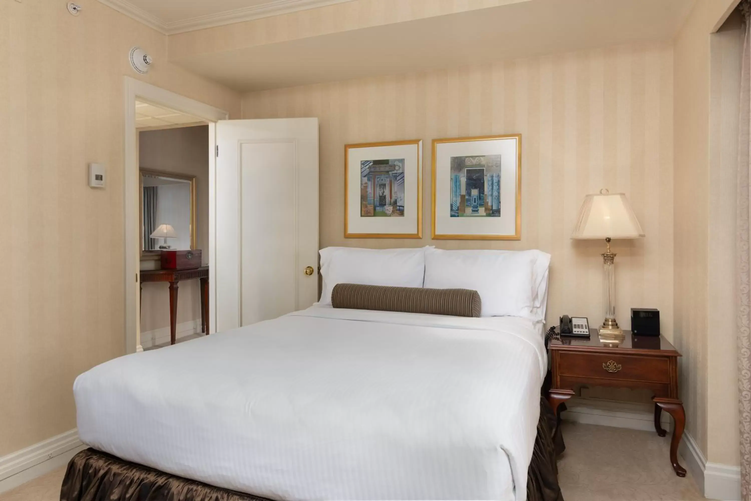 Bedroom, Bed in Mayflower Park Hotel