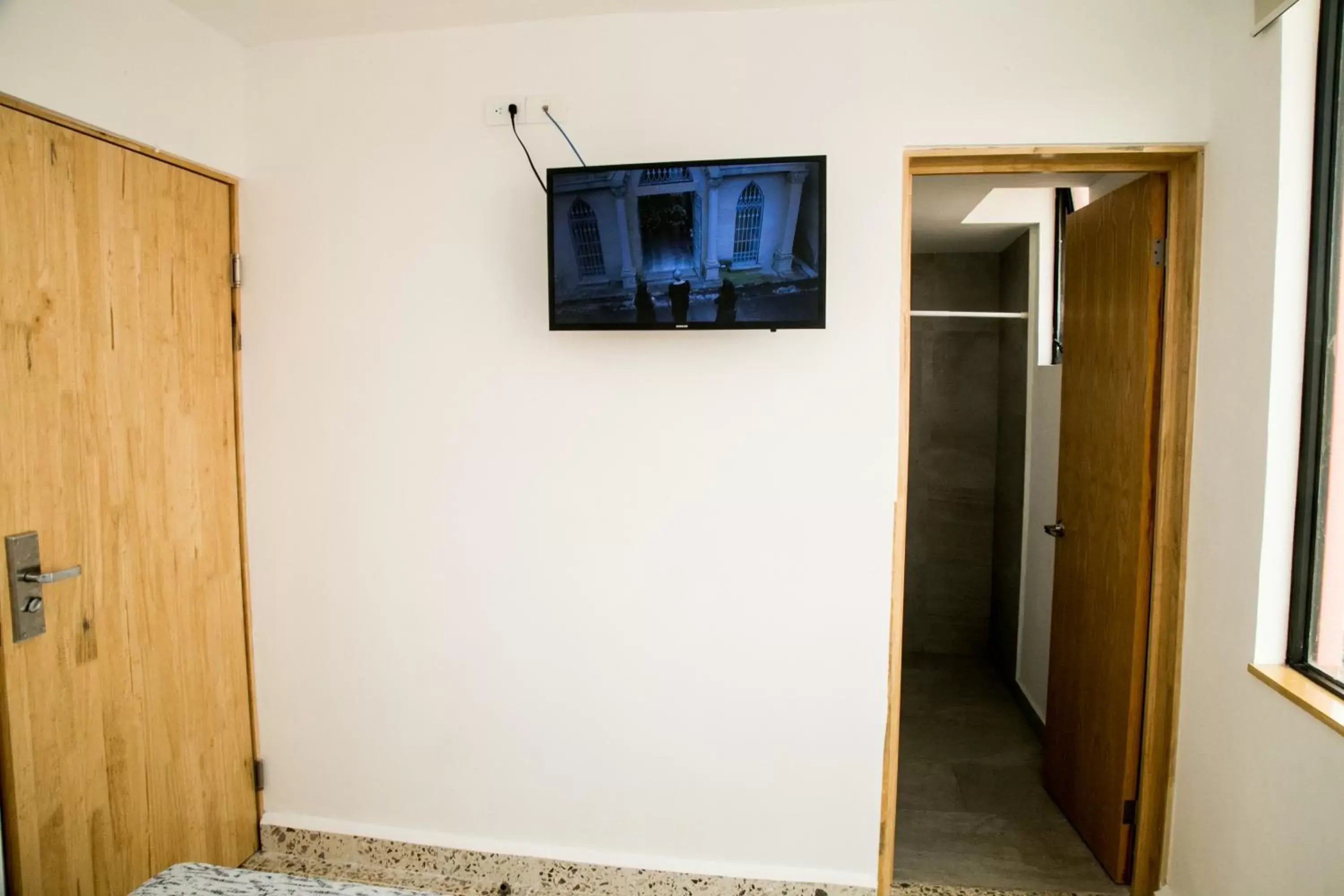 TV and multimedia, TV/Entertainment Center in Booking 500