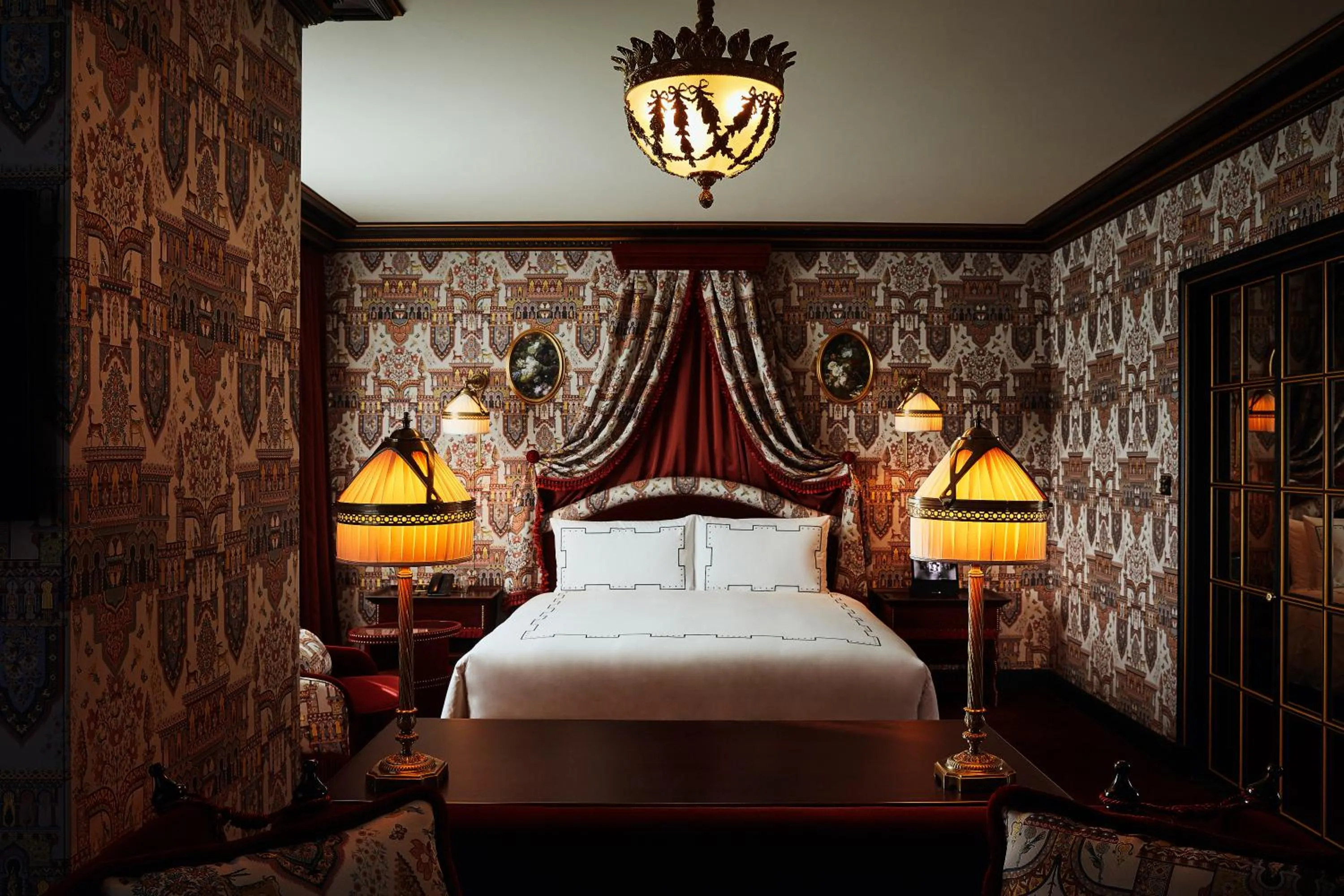 Bed in L'Escape Hotel