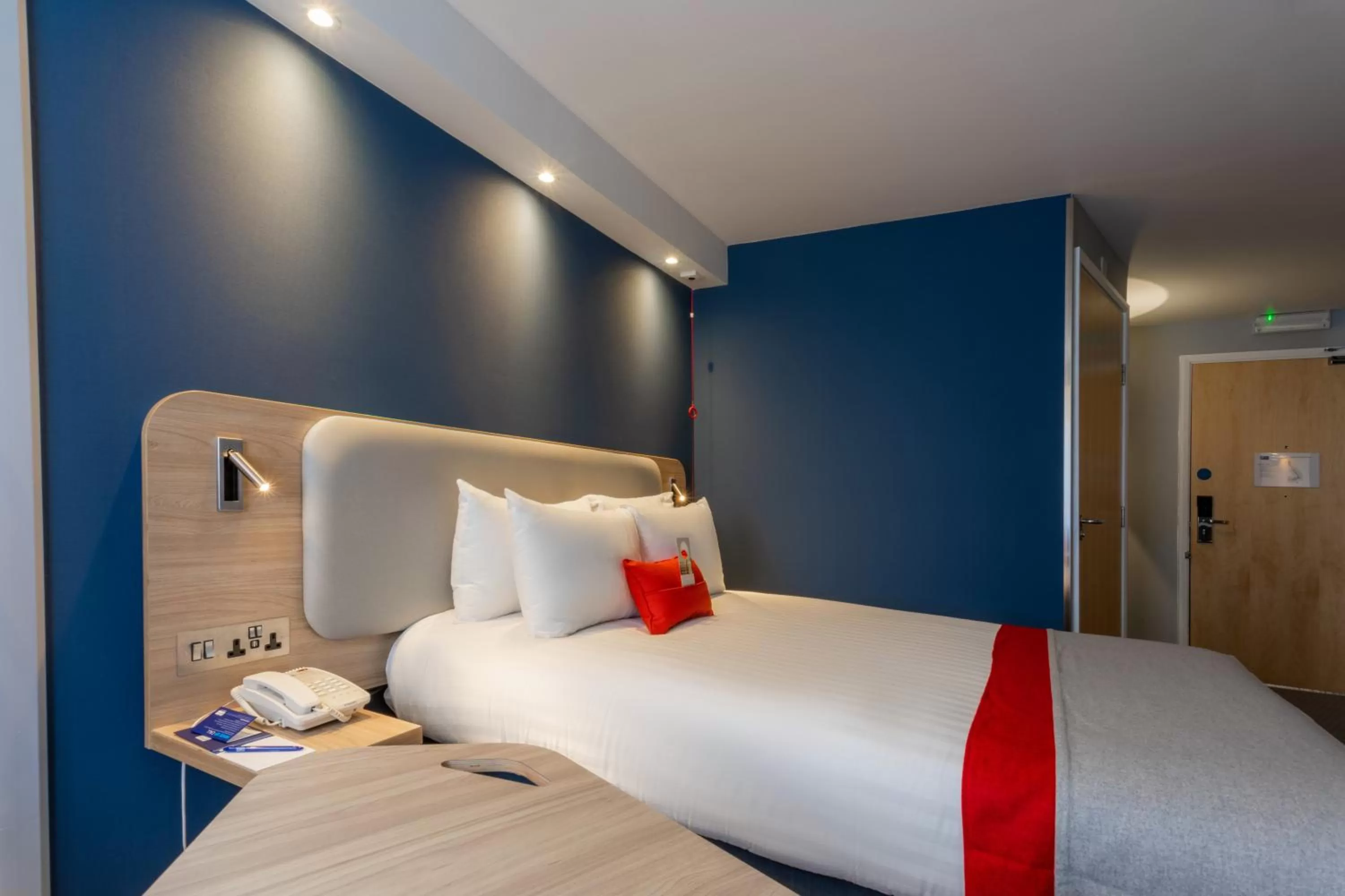 Photo of the whole room, Bed in Holiday Inn Express - Glasgow - City Ctr Theatreland by IHG