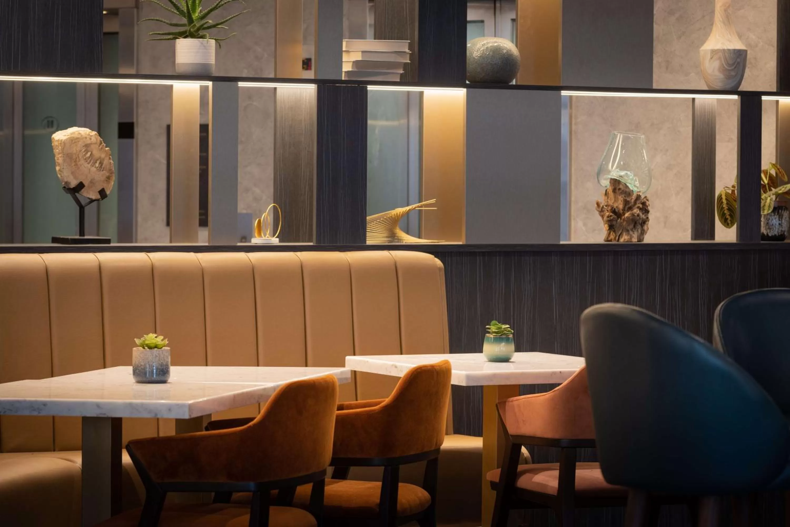 Lounge or bar in Hilton Cardiff