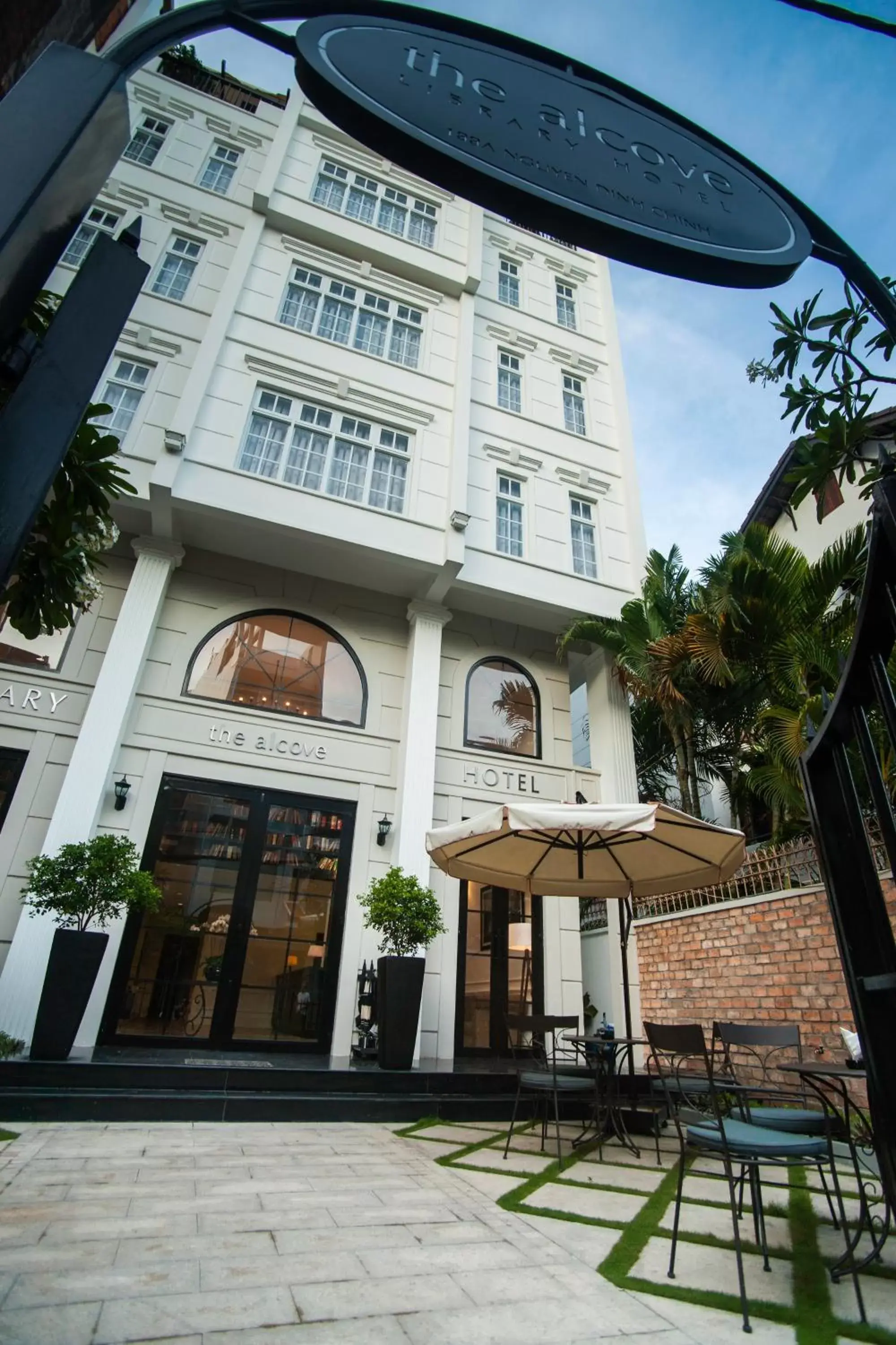 Facade/entrance, Property Building in The Alcove Library Hotel