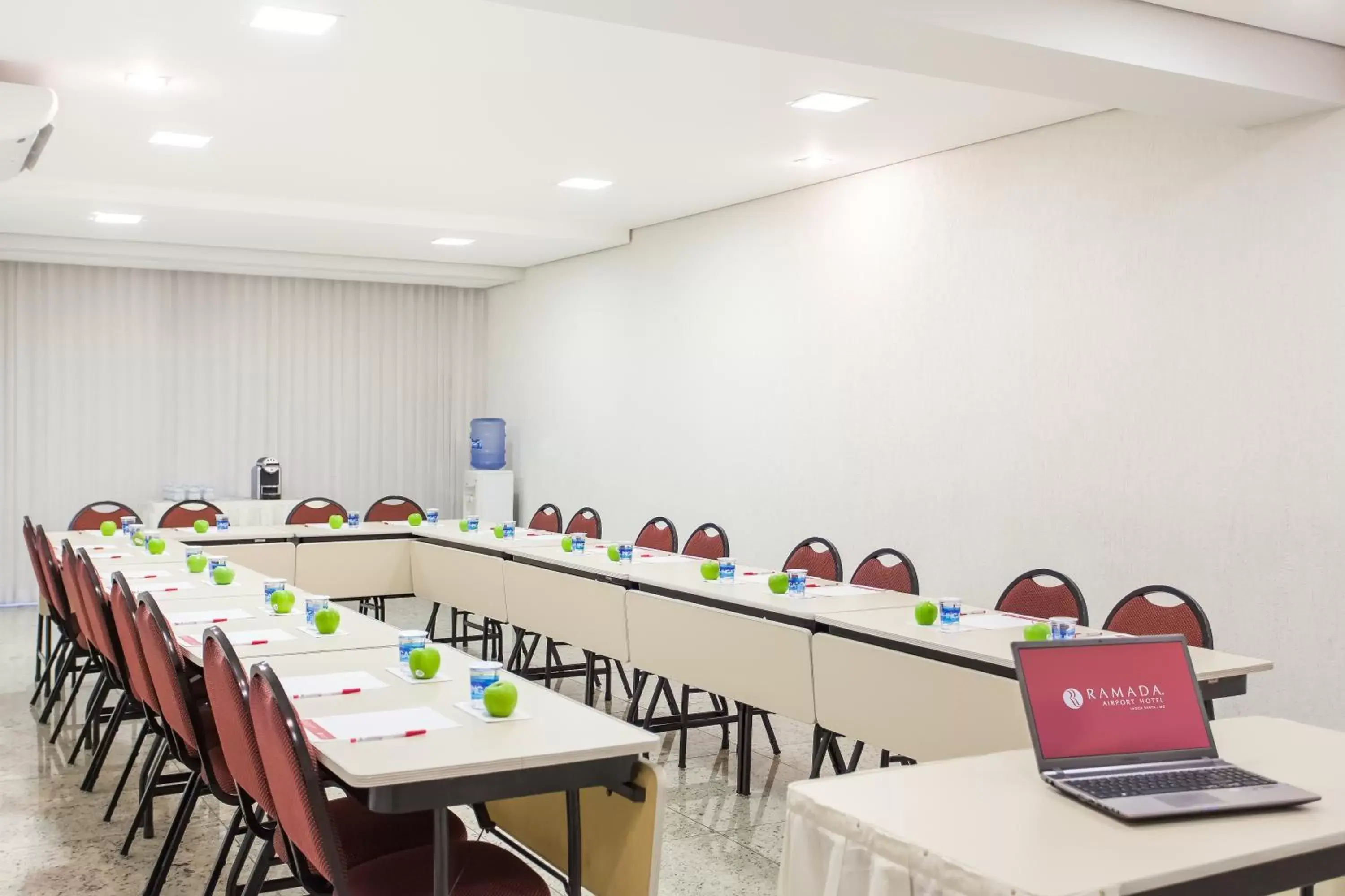 Business facilities in Ramada Hotel & Suites Lagoa Santa By Wyndham