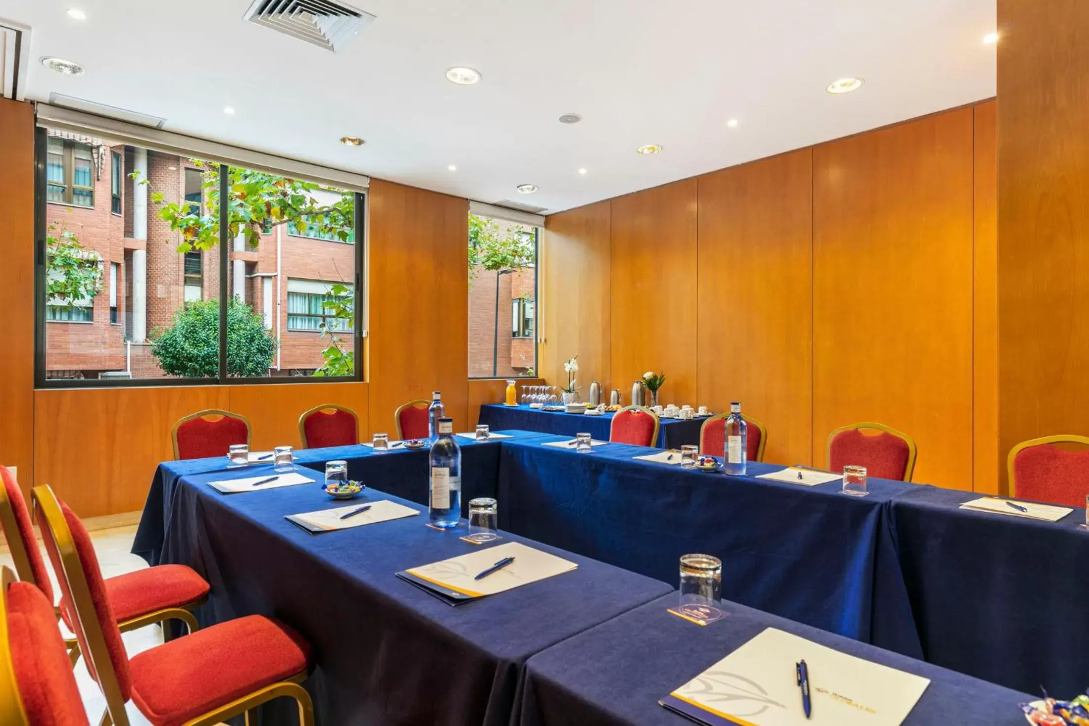 Business facilities in Globales de los Reyes