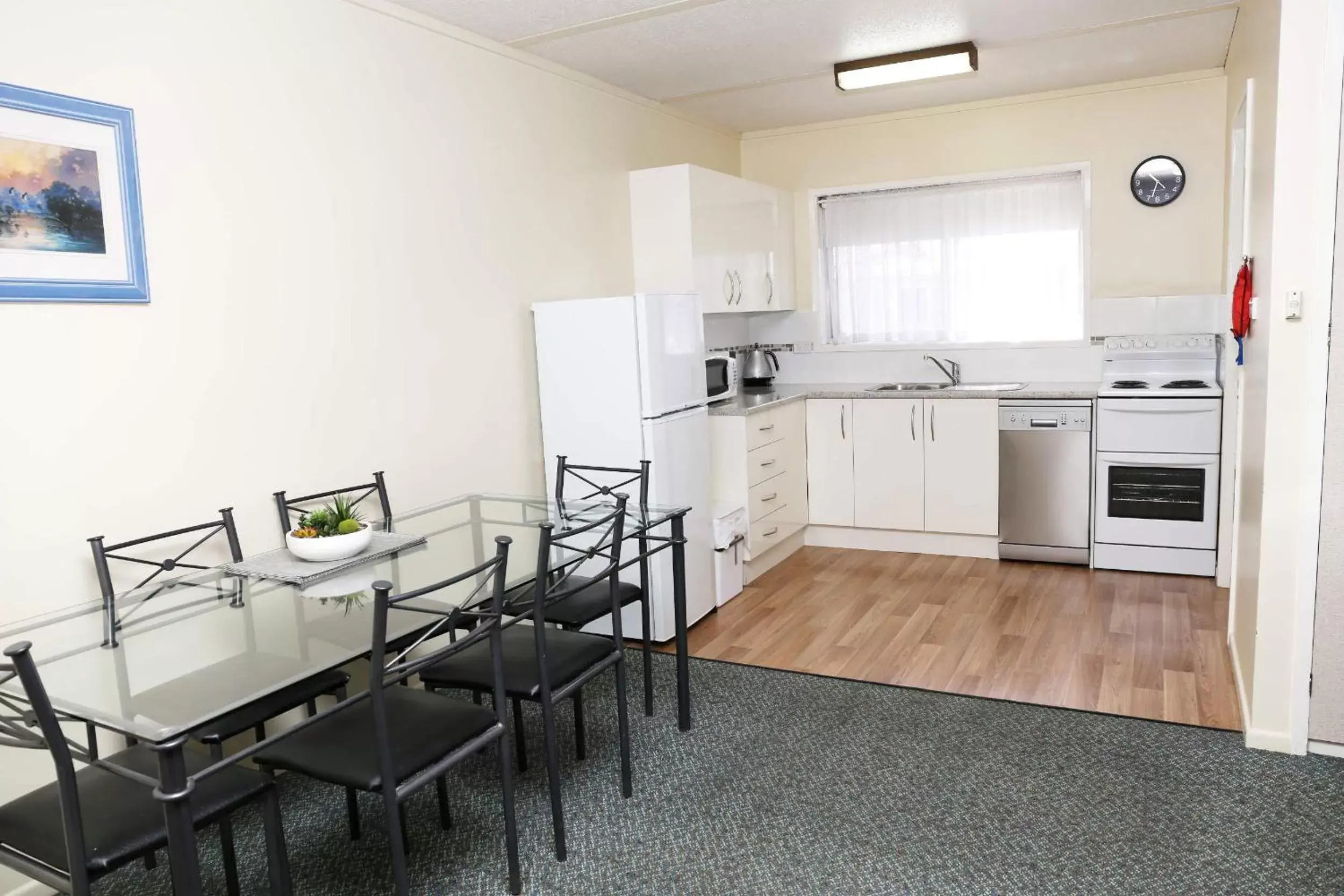 Kitchen/Kitchenette in Westwood Motor Inn