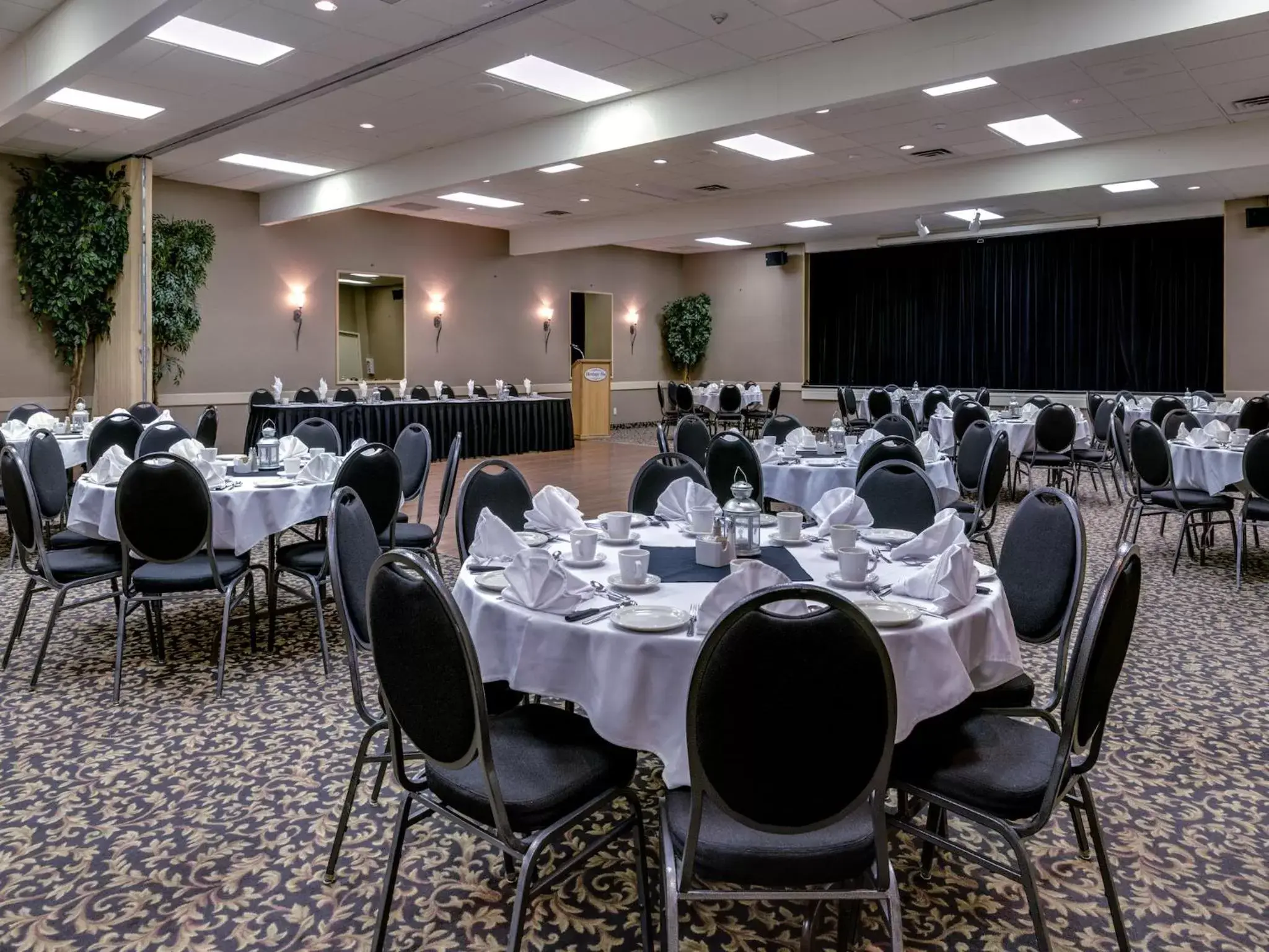 Food and drinks, Banquet Facilities in Heritage Inn Hotel & Convention Centre - Cranbrook